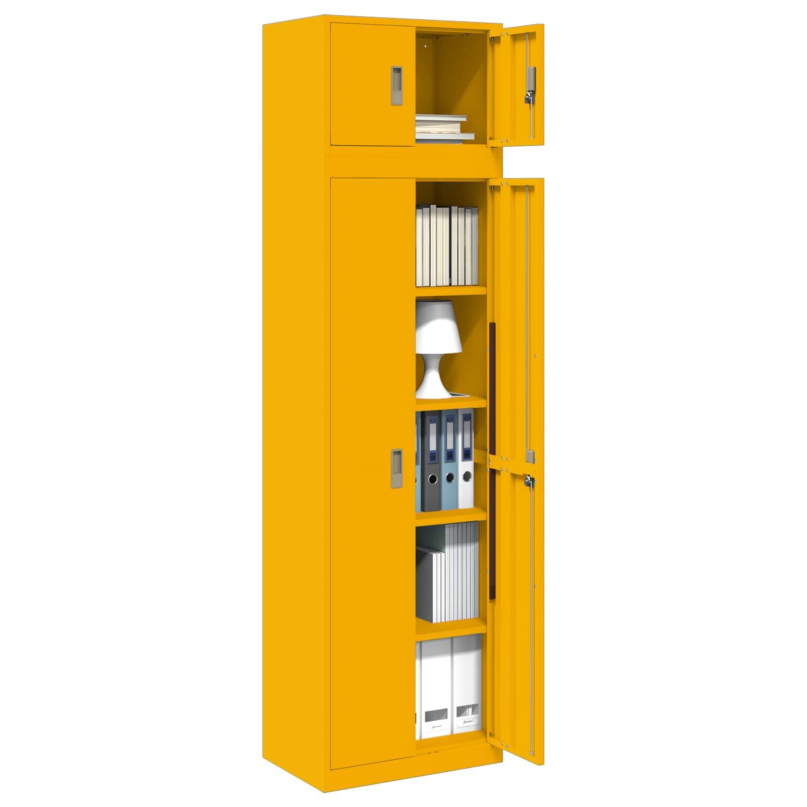 Gelber Lagerschrank mit offenen Türen, die Regale mit Büchern, Ordnern und einer Schreibtischlampe im Inneren zeigen.
