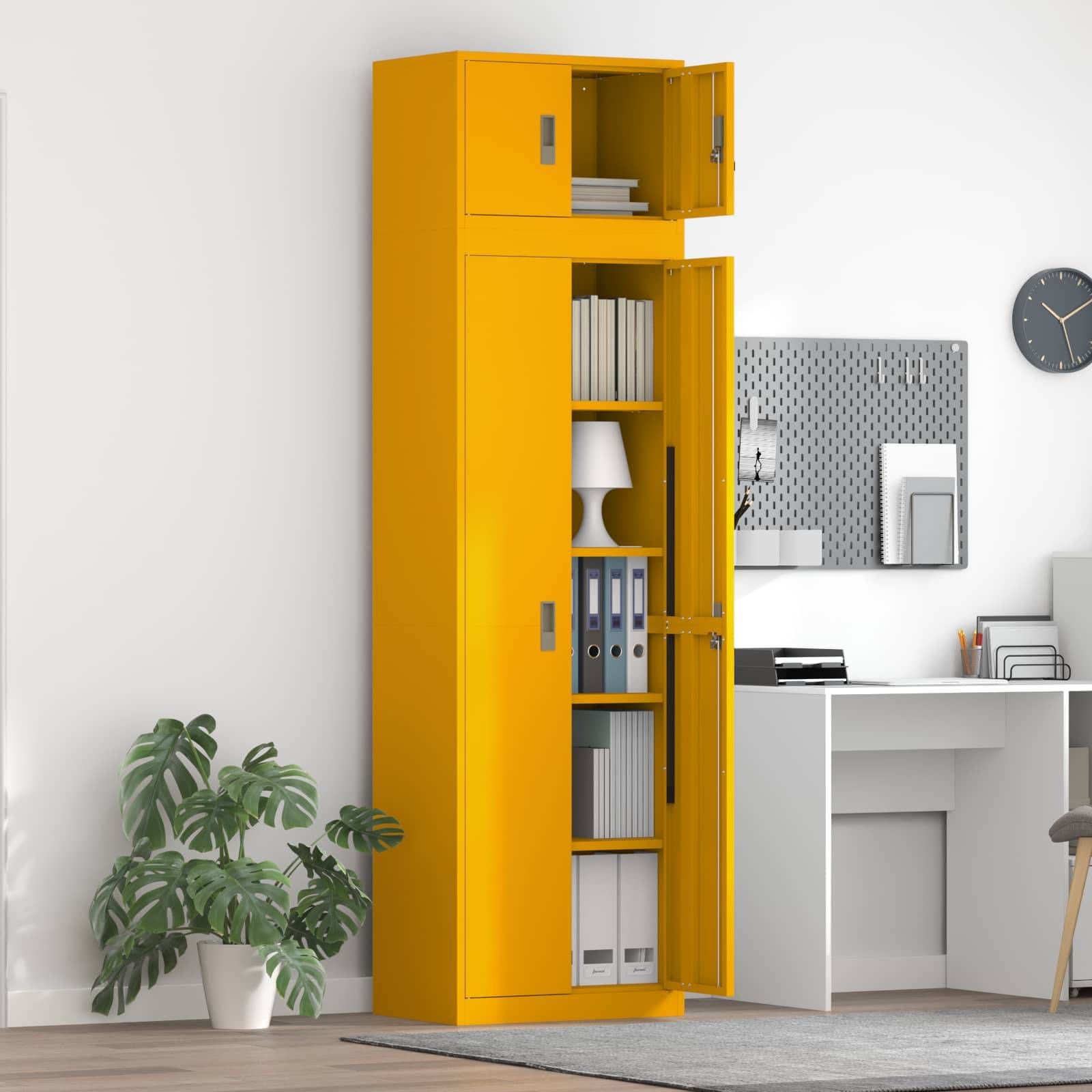 Hoher gelber Lagerschrank mit offenen Türen in einem modernen Heimbüro, auf den Regalen Bücher, Ordner und eine Lampe.