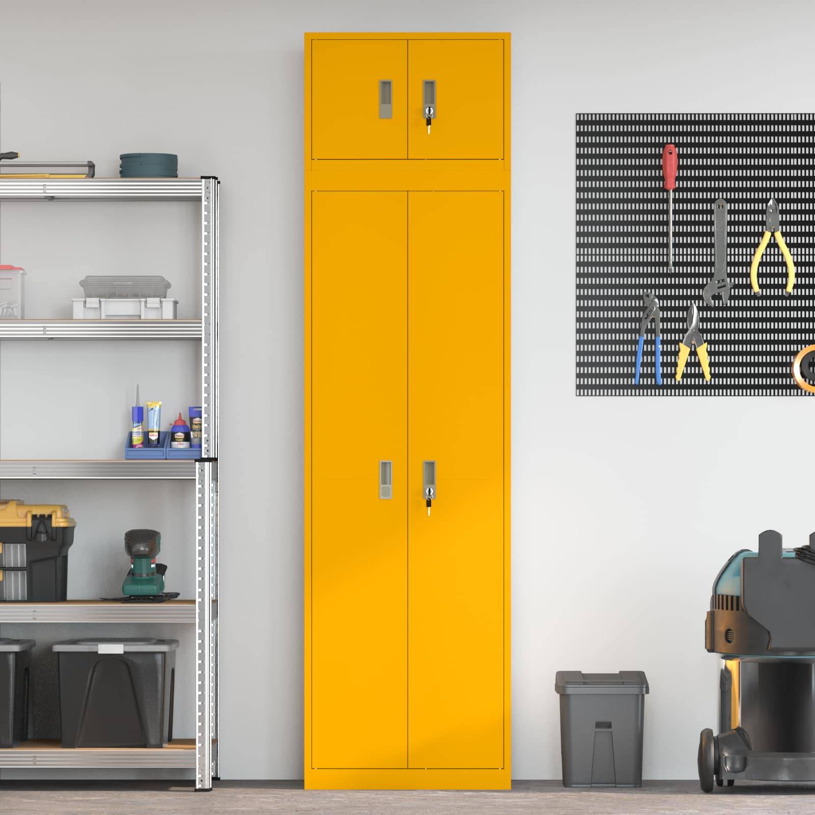 Garage- oder Werkstattinnenraum mit einem hohen gelben Lagerschrank neben einem Metallregal und einer Wandwerkzeugplatte mit hängenden Handwerkzeugen.