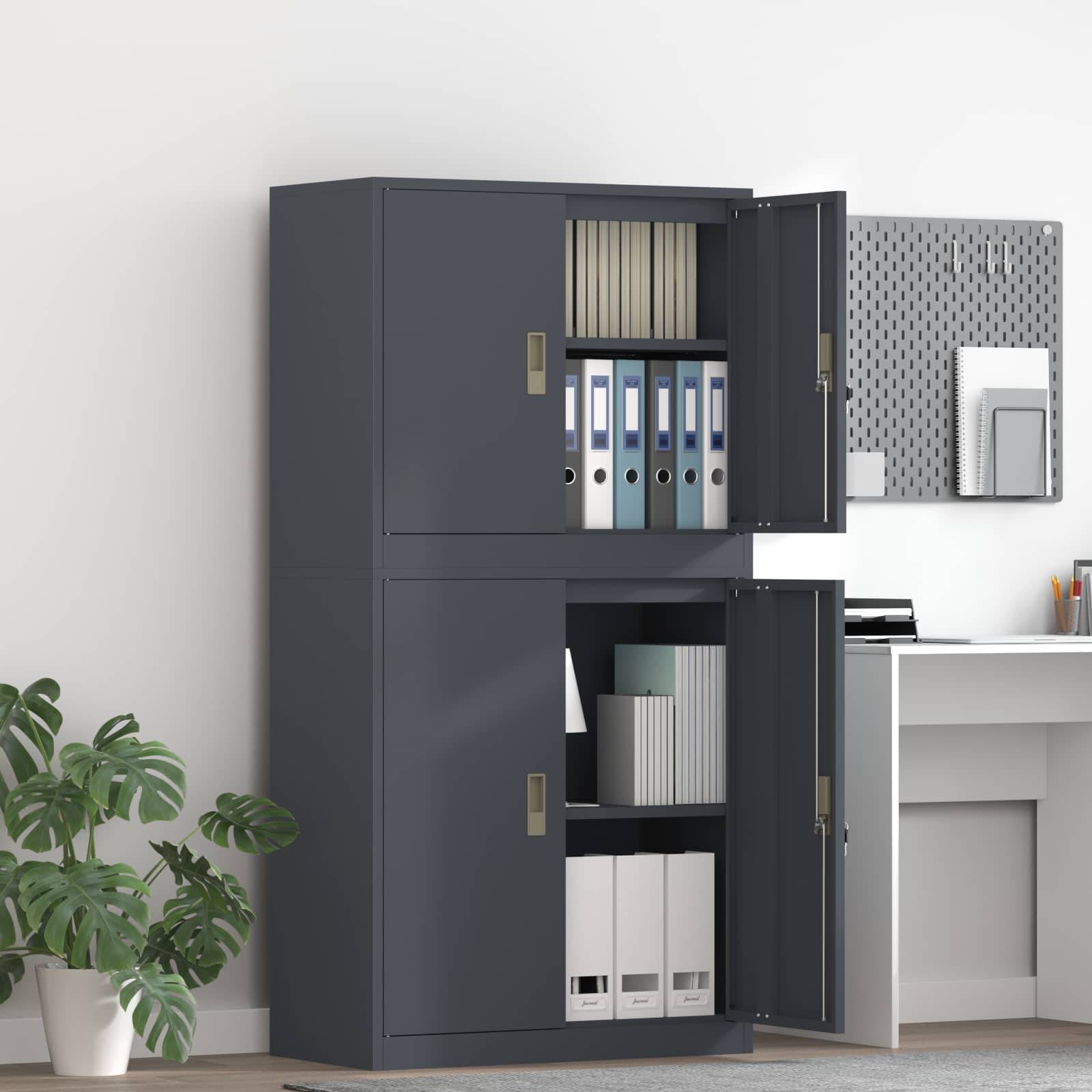 Dunkelgraues Büro-Lagerschrank mit offenen oberen und unteren Türen, das Ordner und Akten neben einem Schreibtisch und einer Wandlochplatte in einem ordentlichen Arbeitsbereich zeigt.