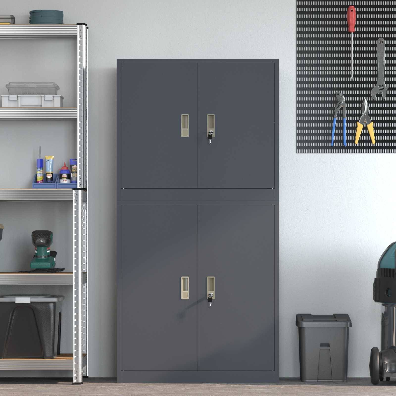Grauer Metalllagerschrank in einer Garage-Werkstatt, mit Regalen voller Werkzeuge und Materialien auf der linken Seite und einer Lochplatte mit Handwerkzeugen auf der rechten Seite.