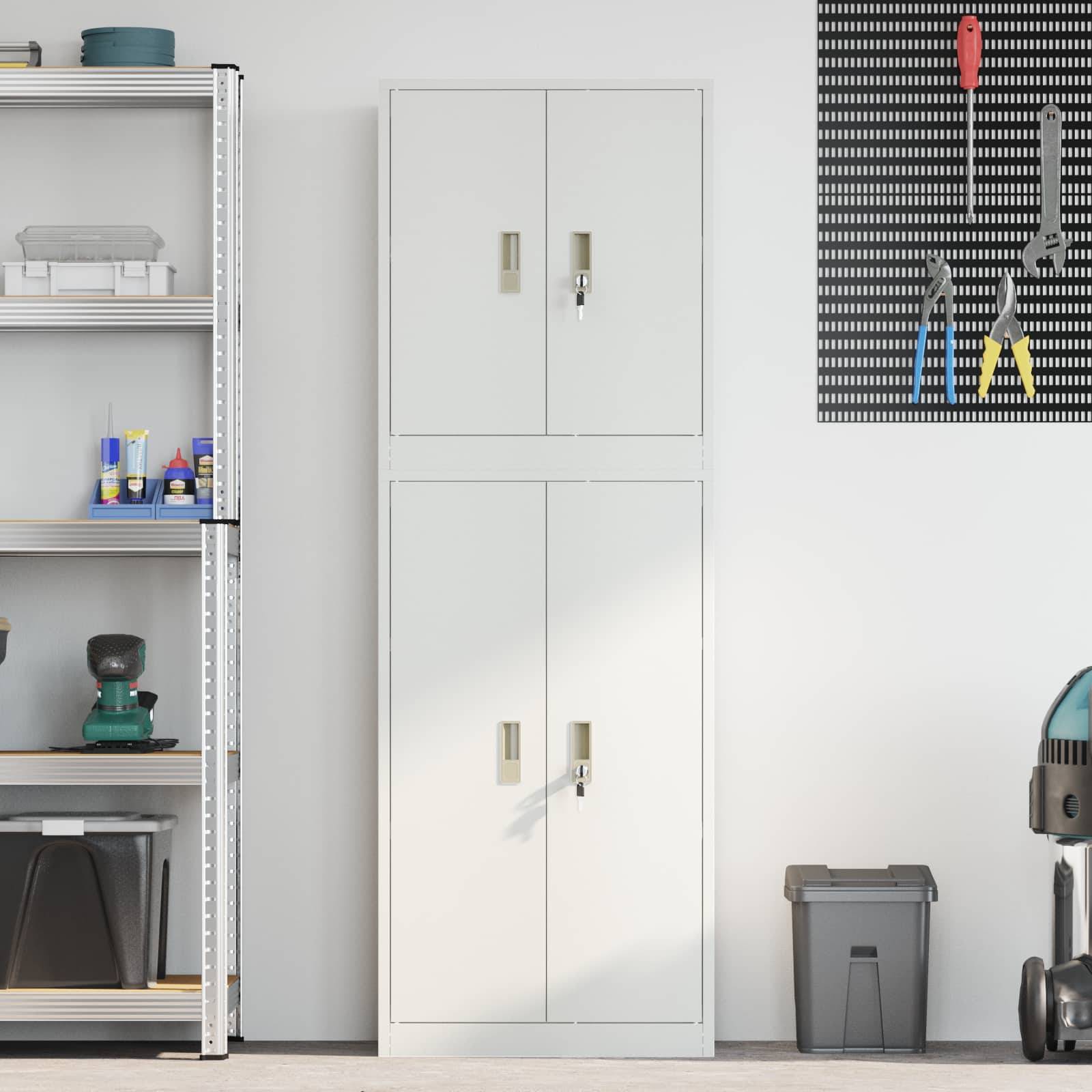 Garage- oder Werkstattlagerbereich mit Metallregalen, einem hohen weißen Schrank, einer Wandwerkzeuglochwand und einem Mülleimer auf dem Boden.