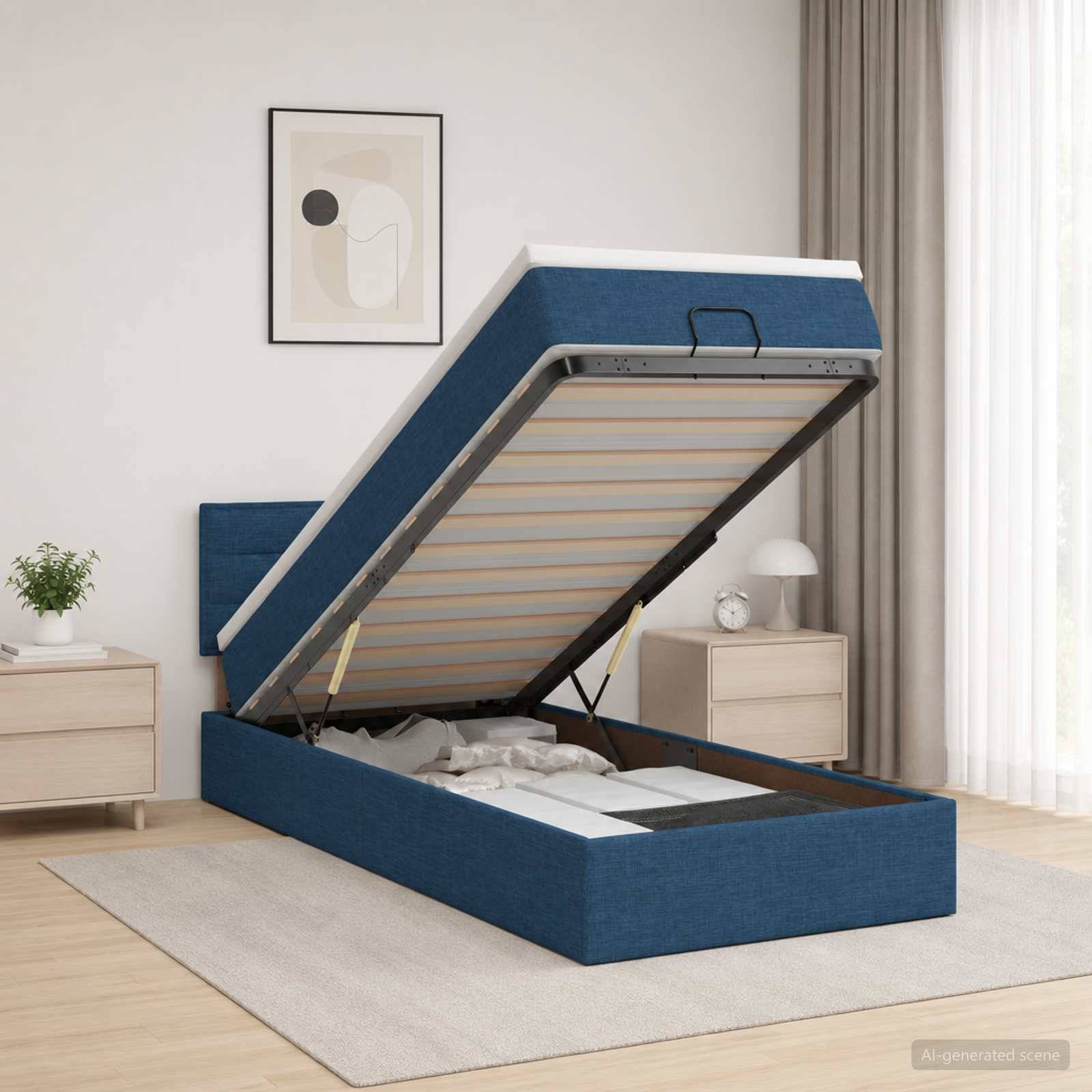 Blaues gepolstertes Ottomanbett mit angehobener Matratzenunterlage, das den Stauraum im Inneren in einem modernen Schlafzimmer zeigt.