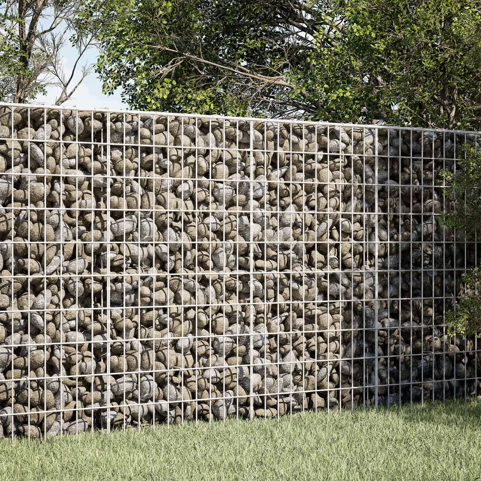 Steinbefüllte Drahtschachtgabionenmauer mit Metallgitter, hinter einem grasbewachsenen Vordergrund und Bäumen oben.