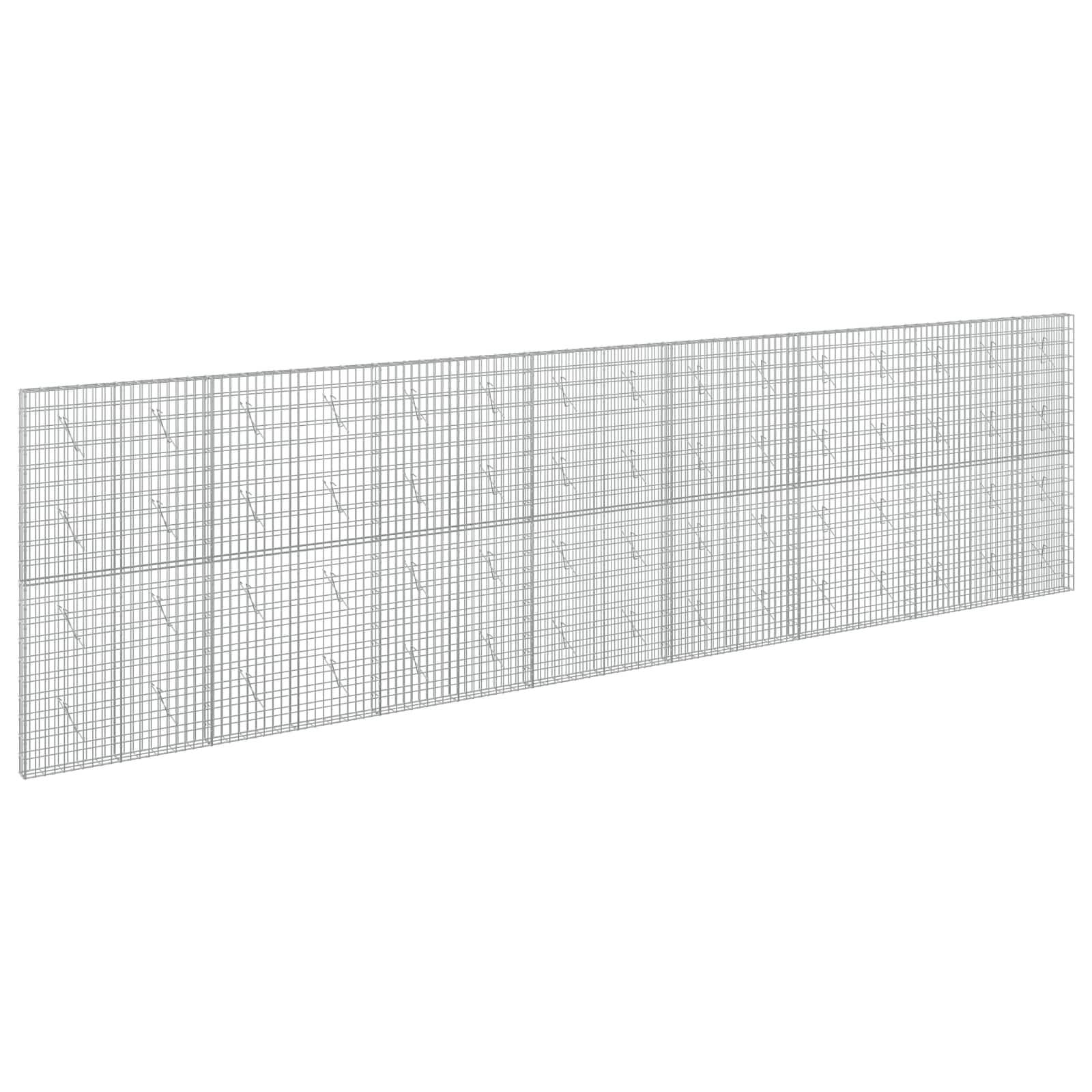 Langes Drahtgitterzaun-Panel, diagonal auf weißem Hintergrund dargestellt