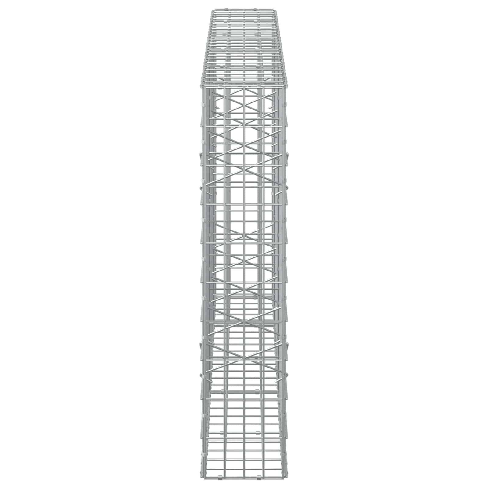 Hoher grauer Metallgitterturm oder Gerüst, das isoliert auf weißem Hintergrund gezeigt wird, von vorne betrachtet.