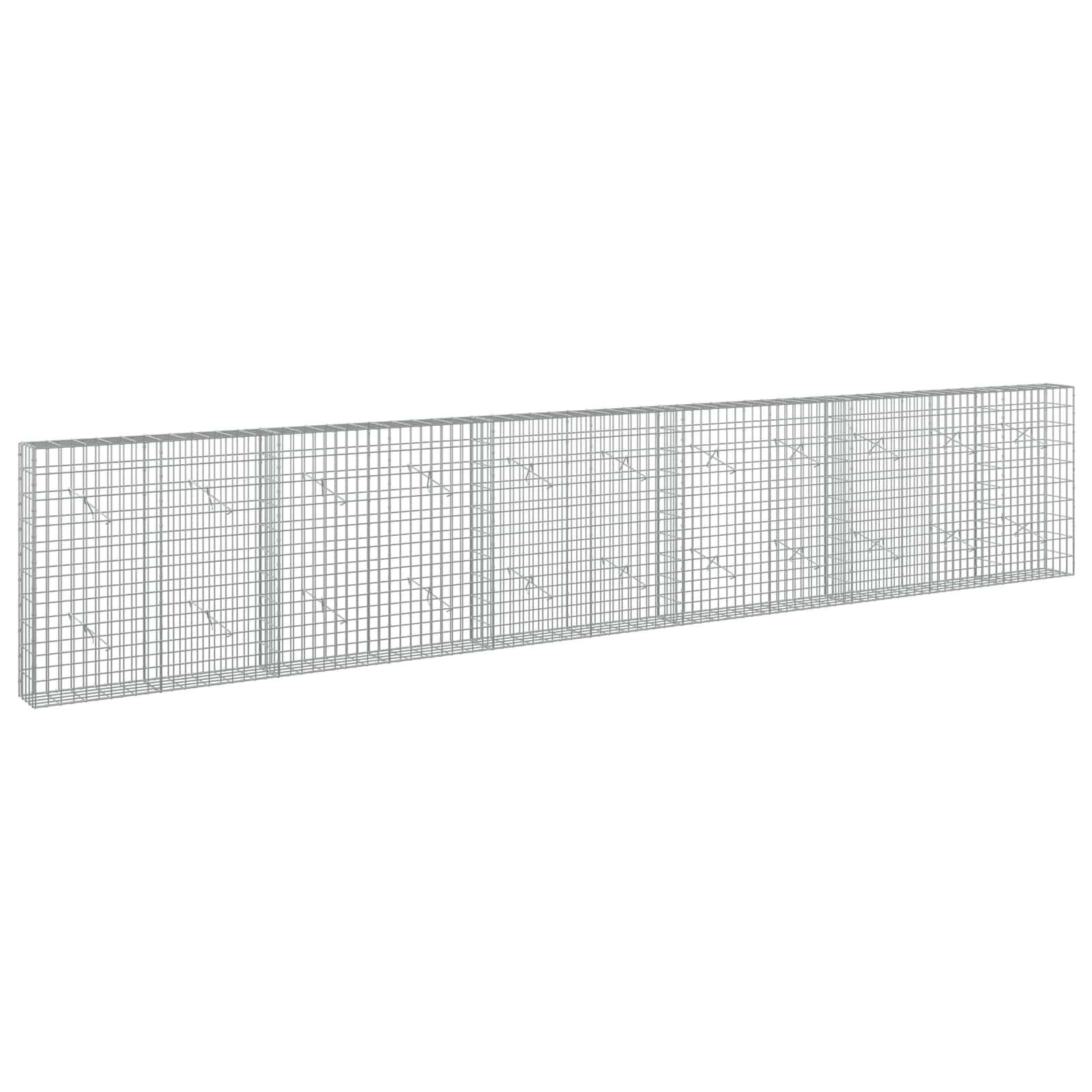 Großes rechteckiges Metallgitter-Käfig oder Barrierepanel auf weißem Hintergrund.