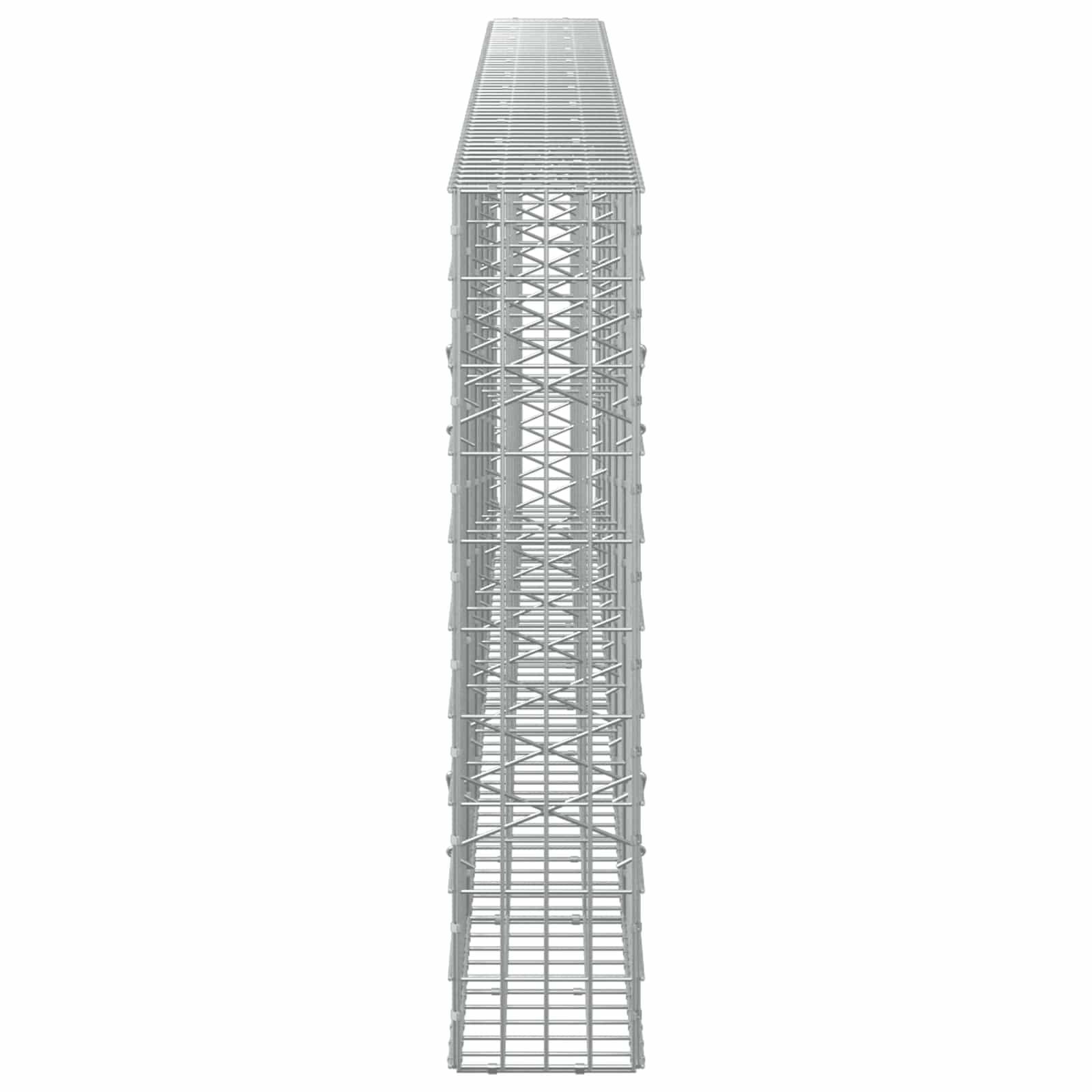 Hoher grauer Gitterturm oder Gerüststruktur vor einem einfachen weißen Hintergrund dargestellt.