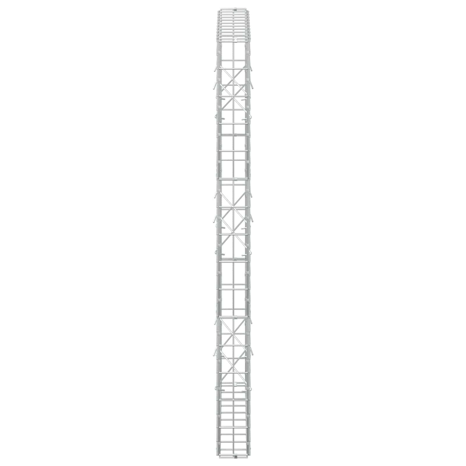 Eine hohe, schmale graue Metallleiter oder ein Turmgestell, das vertikal auf einem schlichten weißen Hintergrund dargestellt ist.