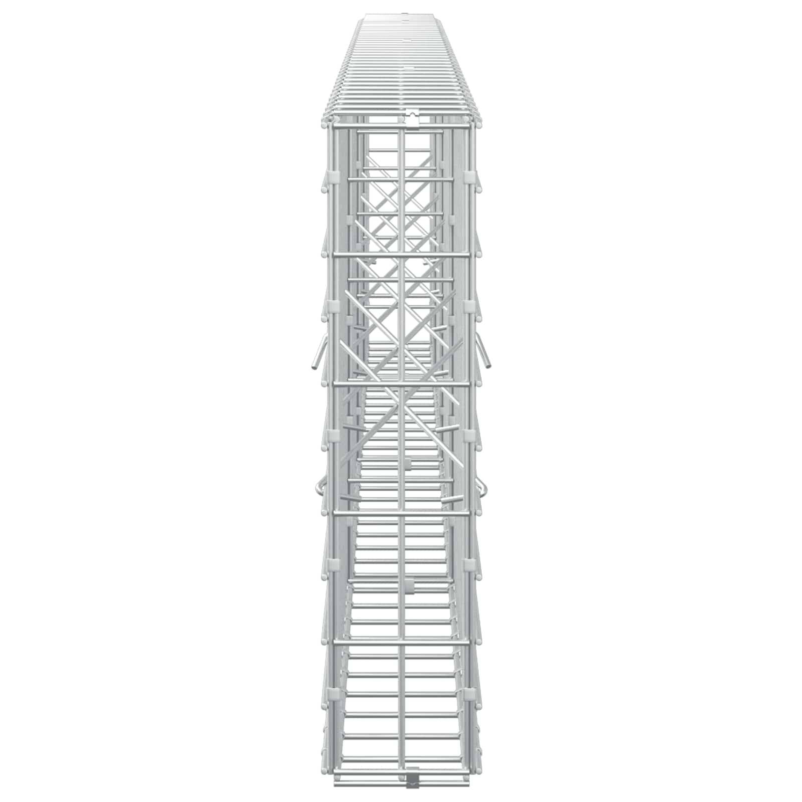 Vertikales Metallgerüst oder Turmgestell in Frontansicht mit mehreren verstrebbten Abschnitten und leiterartigen Querstäben auf weißem Hintergrund.