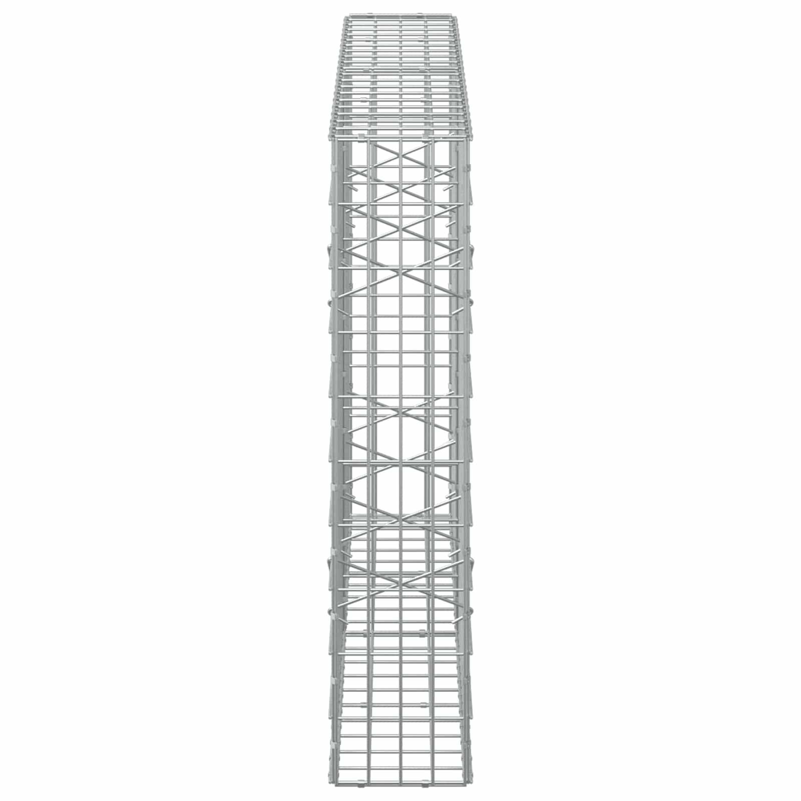 Hoher grauer Metallgitterturm oder Gerüst, von vorne auf einfachem weißem Hintergrund betrachtet.