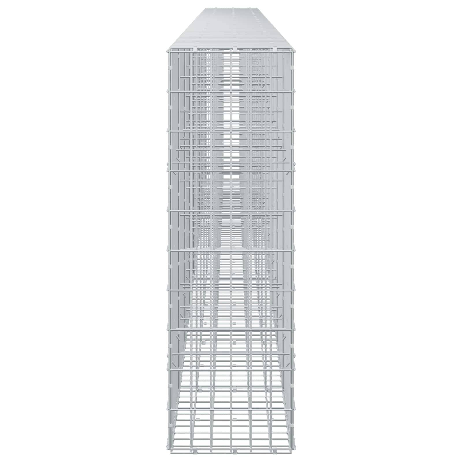 Hohes graues Metallgitter-Lagerregal oder Regaleinheit, Vorderansicht auf weißem Hintergrund dargestellt.
