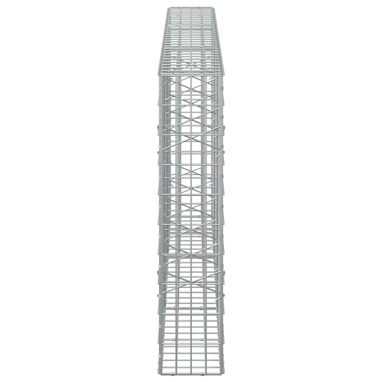Hoher grauer Metallgitterturm oder Gerüst, isoliert auf weißem Hintergrund gezeigt, frontal betrachtet.