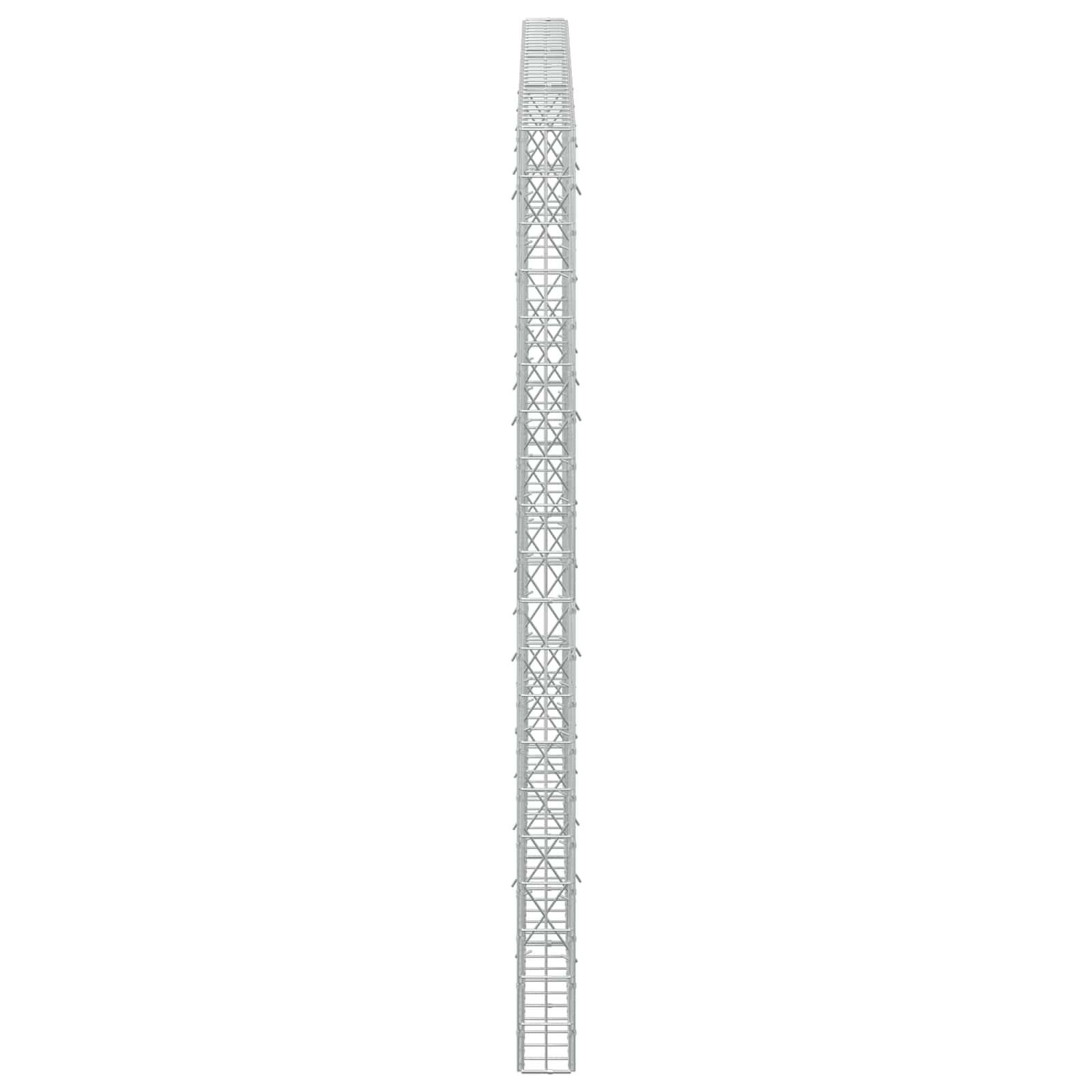 Hoher grauer Gitterturm oder Mast isoliert auf weißem Hintergrund, vertikal von der Basis zur Spitze dargestellt.