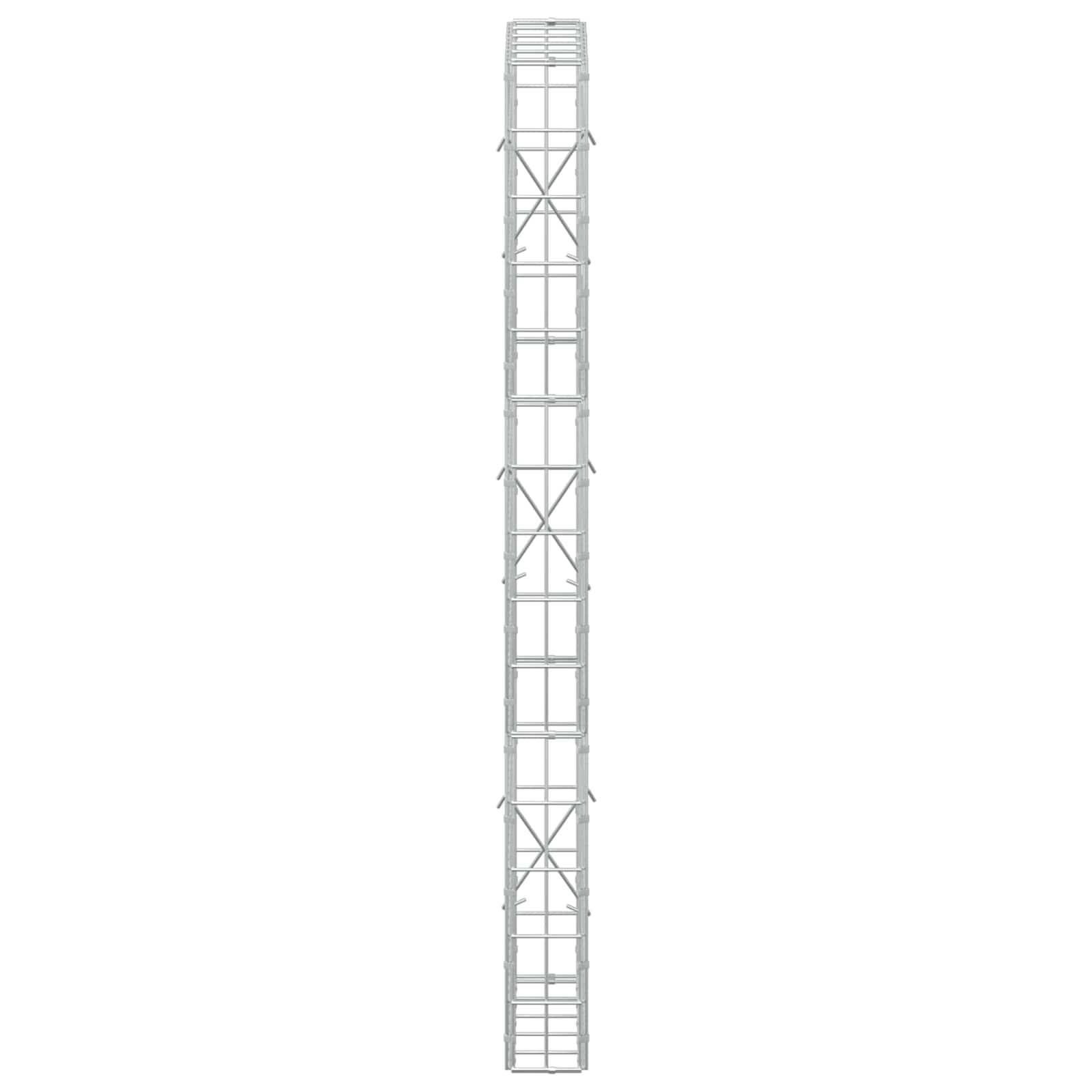 Hohes graues Metallgerüst oder Gerüstturm von vorne gegen einen einfachen weißen Hintergrund.