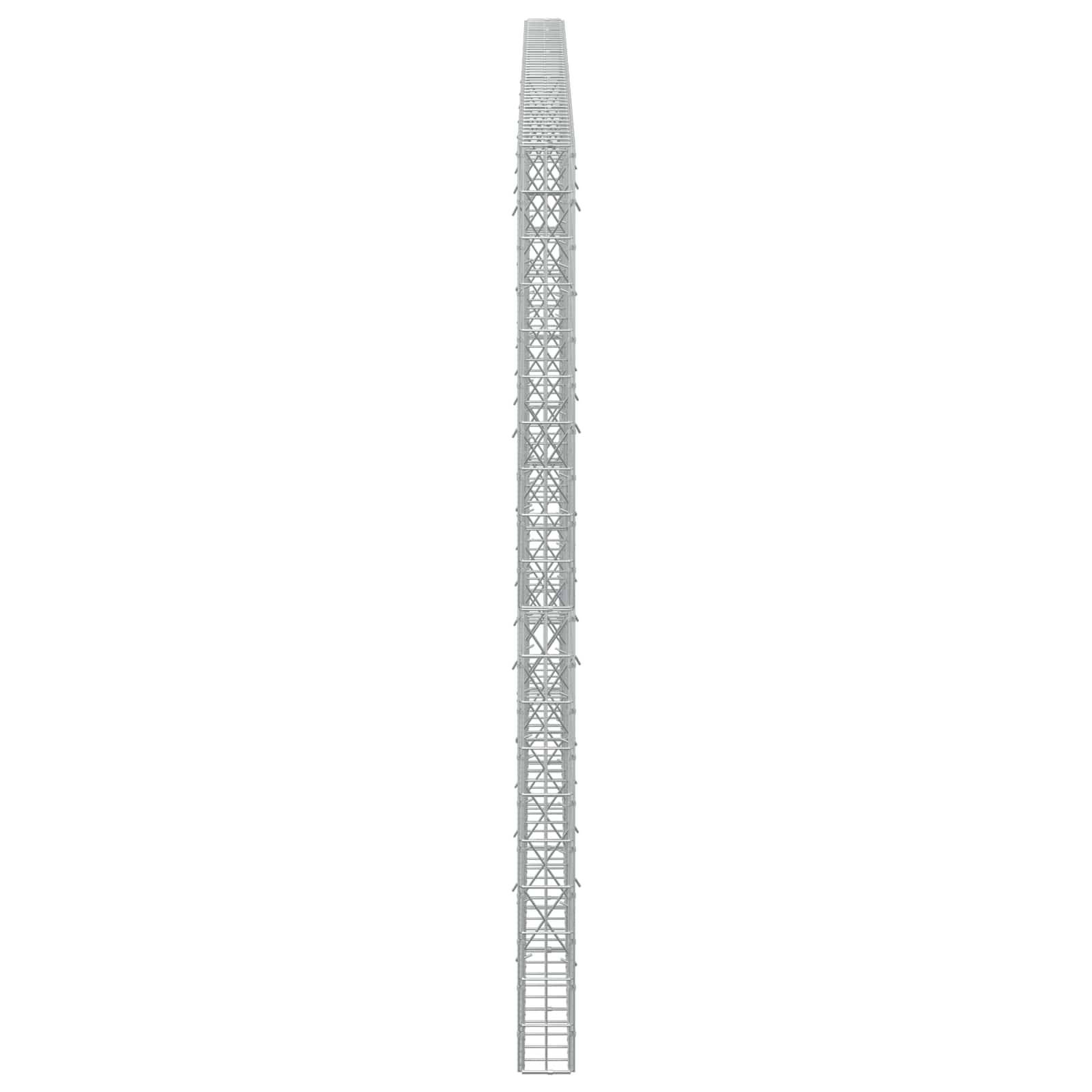 Hoher, schmaler Metallgitterturm oder Mast, der aufrecht vor einem einfachen weißen Hintergrund steht.