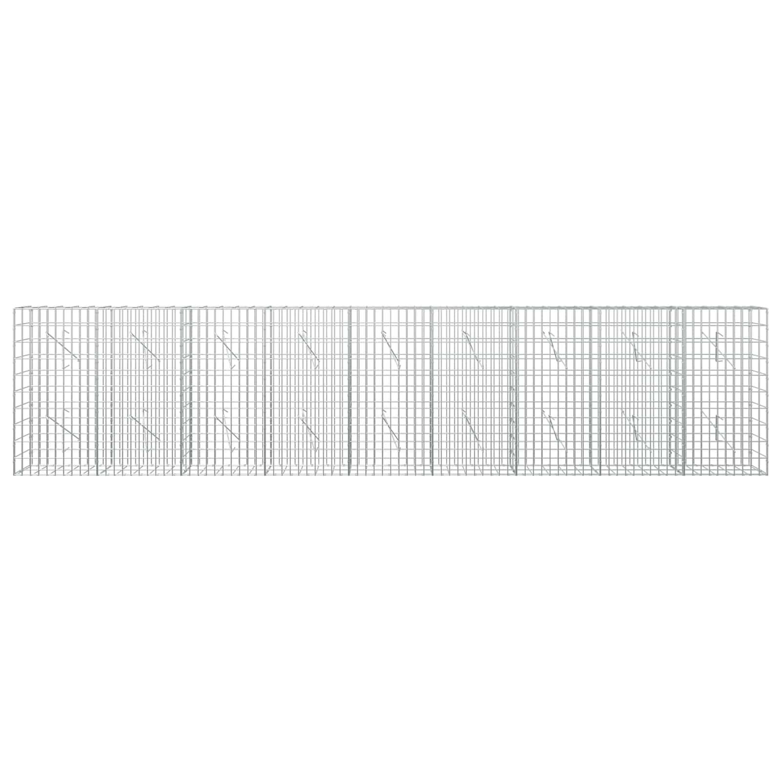 Lange Metallzaun-Paneele mit wiederholendem Gittermuster, horizontal auf weißem Hintergrund dargestellt.