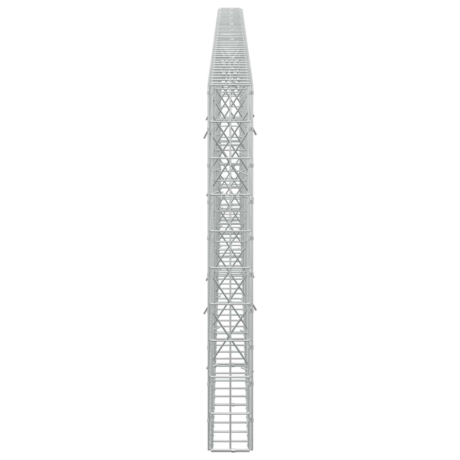 Ein hohes, schmales graues Metallgitterturm- oder Gerüstgebilde, vertikal gegen einen einfachen weißen Hintergrund dargestellt.