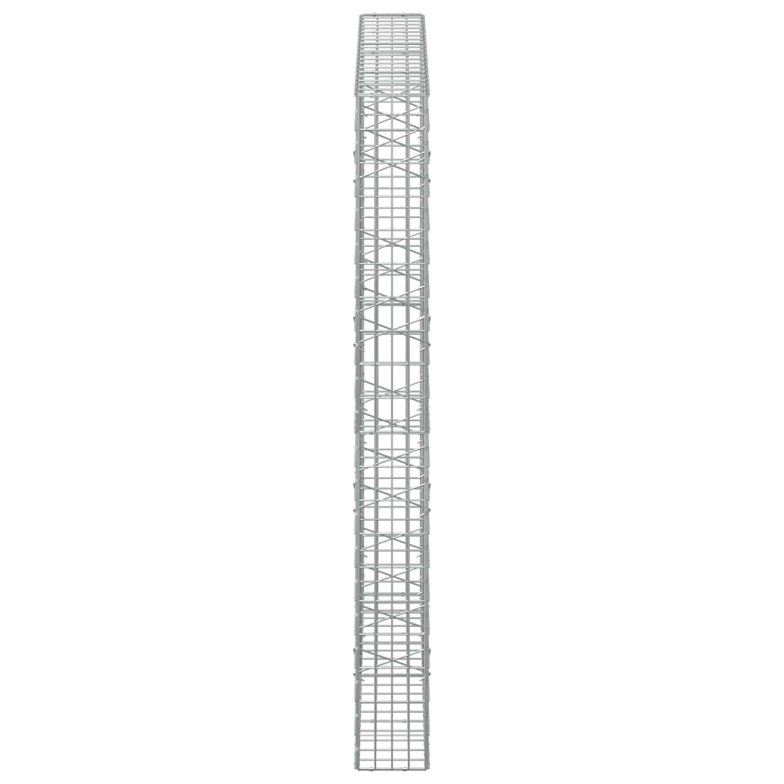 Hoher grauer Metallgitterturm oder Gerüststruktur, der vertikal vor einem schlichten weißen Hintergrund steht.
