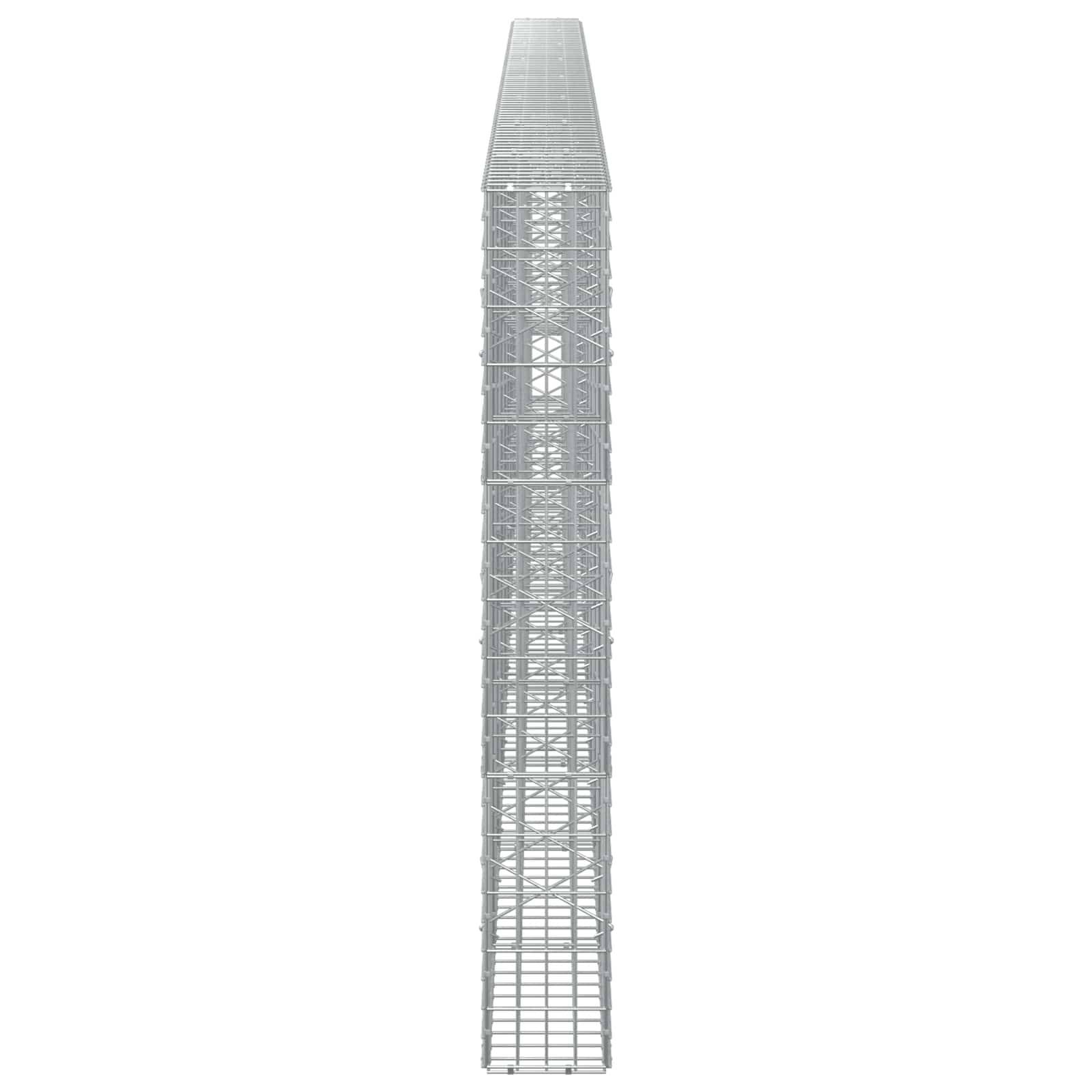 Eine hohe, schmale metallische Gitterturmkonstruktion, die isoliert auf weißem Hintergrund gezeigt wird.