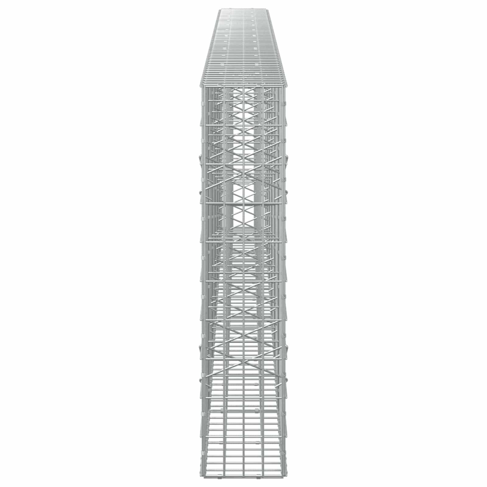 Hoher grauer Metallgitterturm oder Stahlkonstruktion, isoliert auf weißem Hintergrund dargestellt.