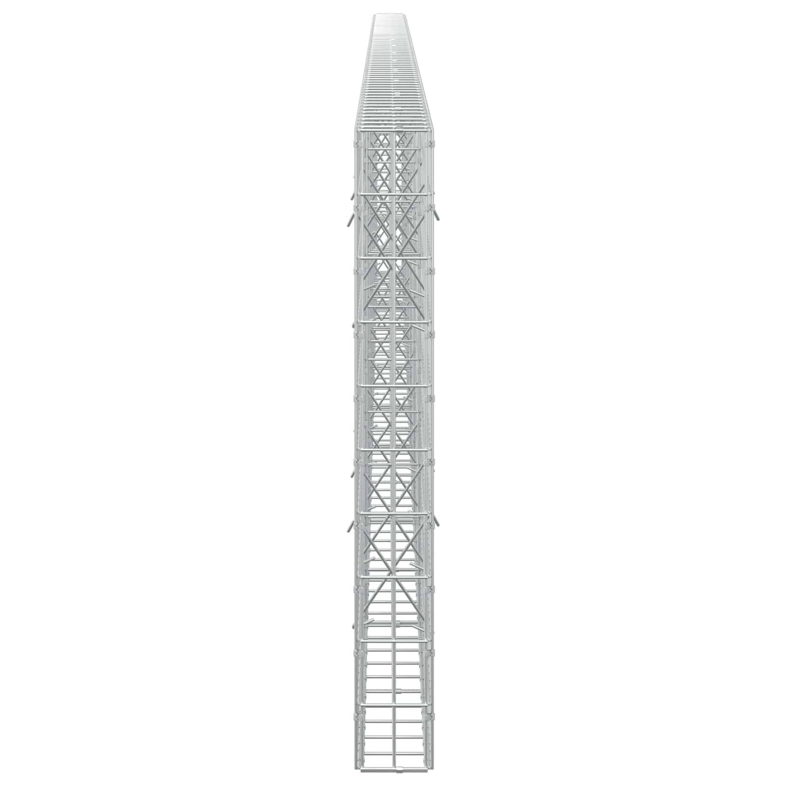 Vertikale Ansicht eines hohen, schmalen Metallgitterturms oder Mastes, der sich zu einer spitzen Spitze verjüngt und isoliert auf weißem Hintergrund dargestellt wird.