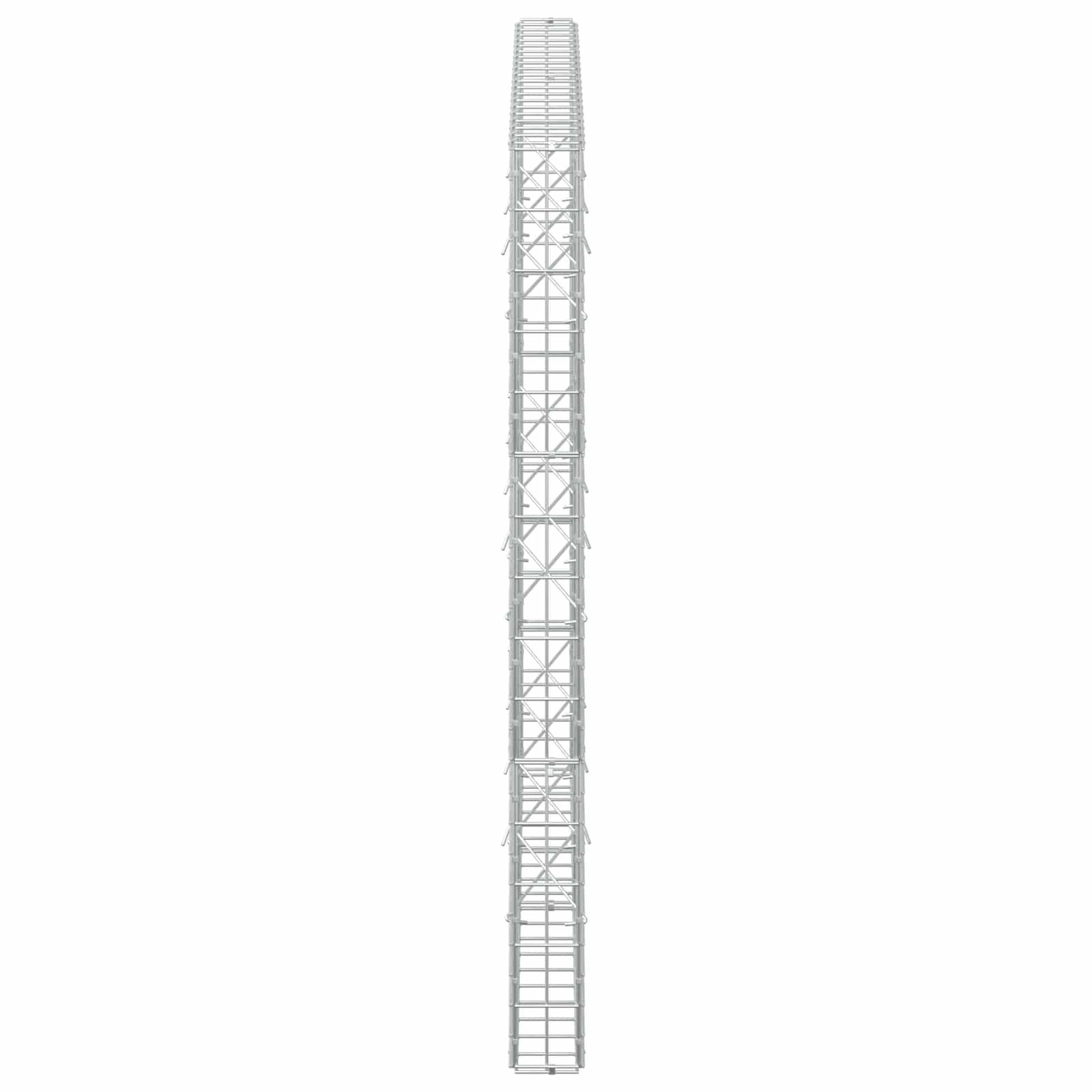 Hoher grauer Metallgitterturm oder Gerüst vertikal auf einfachem weißem Hintergrund dargestellt.