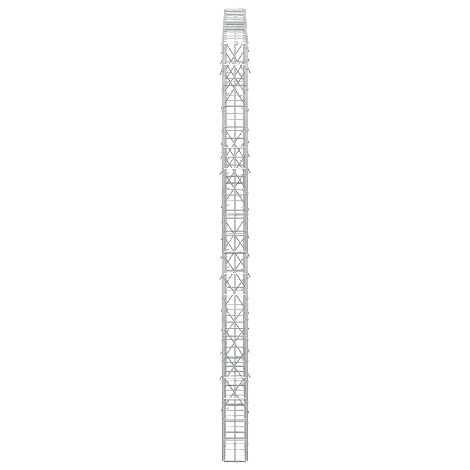 Ein hohes, schmales graues Metallgitterturm- oder Fachwerk-Tragwerk, das vertikal auf einem einfachen weißen Hintergrund dargestellt wird.