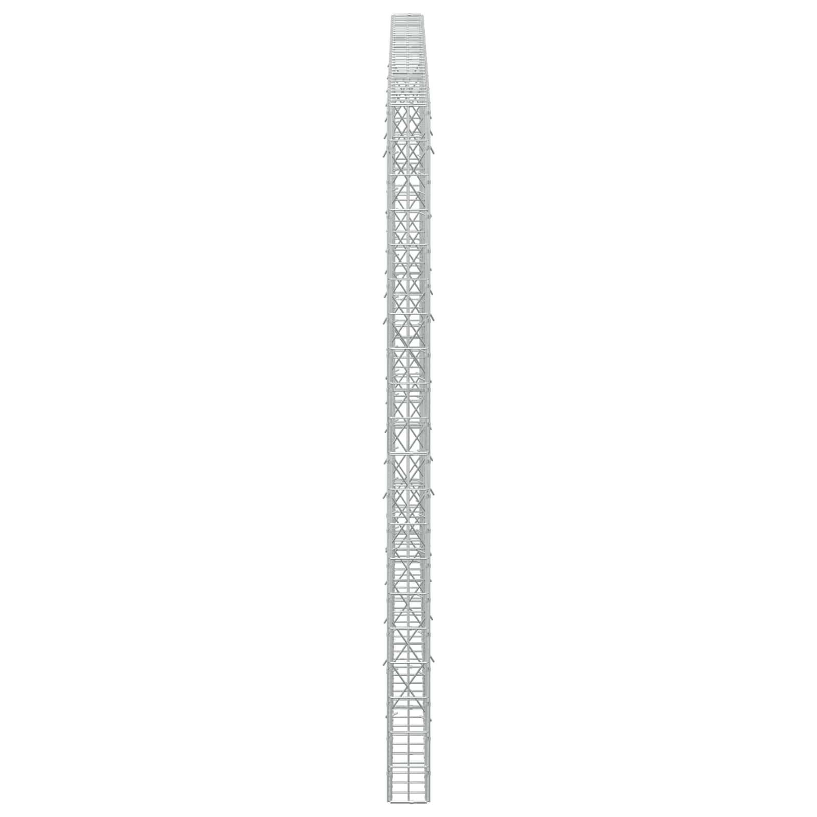 Schmaler, hoher grauer Metallgitterturm oder Mast, isoliert auf weißem Hintergrund dargestellt.