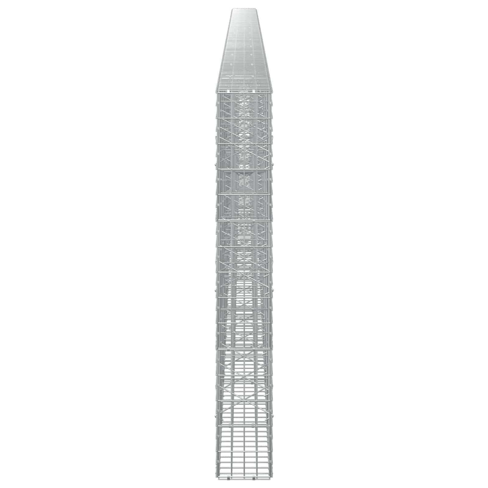 Hoher, schmaler Metallgitterturm oder Gerüststruktur in Frontansicht auf einfachem weißem Hintergrund.