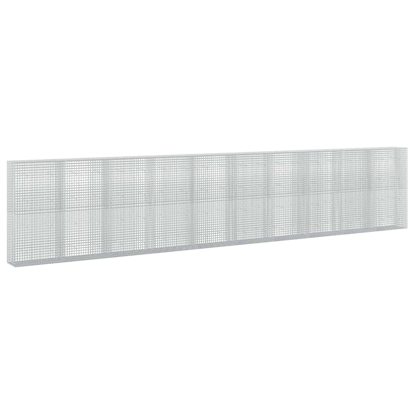 Langer weißer perforierter Metallzaun oder Barrierepanel, das auf einem einfachen weißen Hintergrund gezeigt wird.