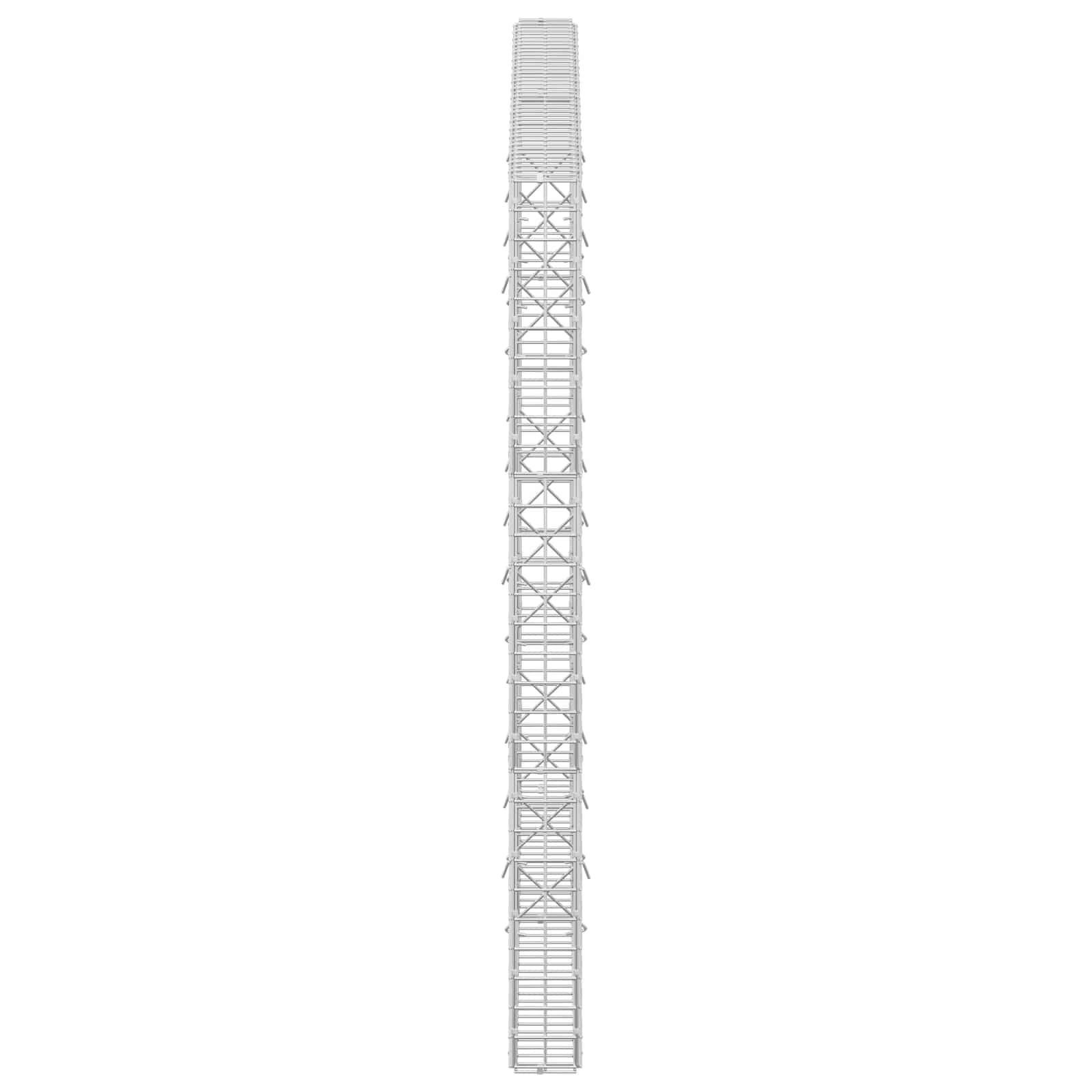 Hoher schmaler Metallgitterturm oder Antennenmast auf einem einfachen weißen Hintergrund.