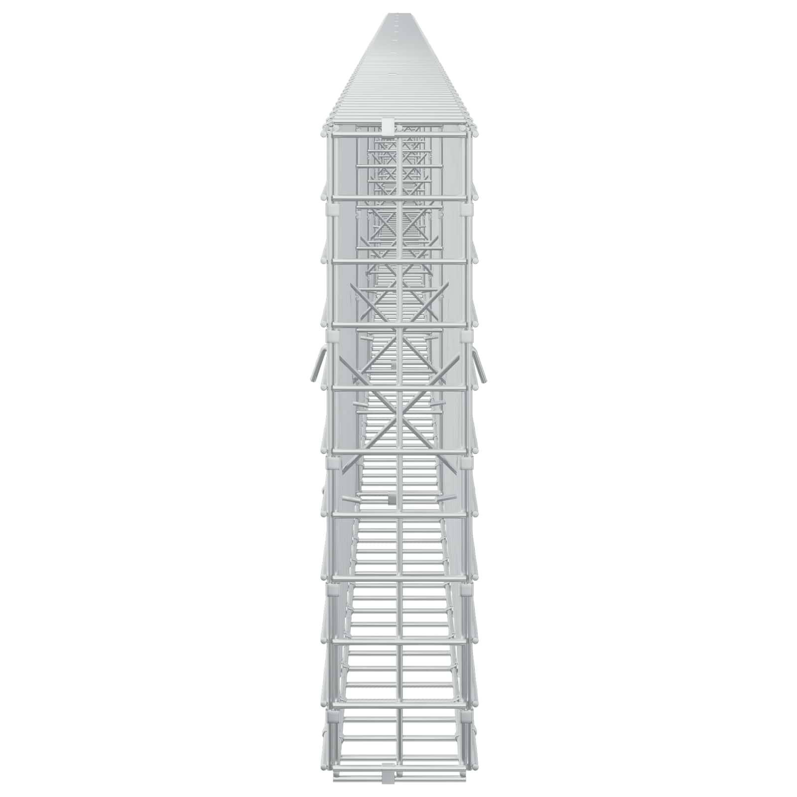 Hoher grauer Metallturm mit gestapelten, diagonal ausgesteiften Abschnitten, Vorderansicht auf einfachem weißem Hintergrund.