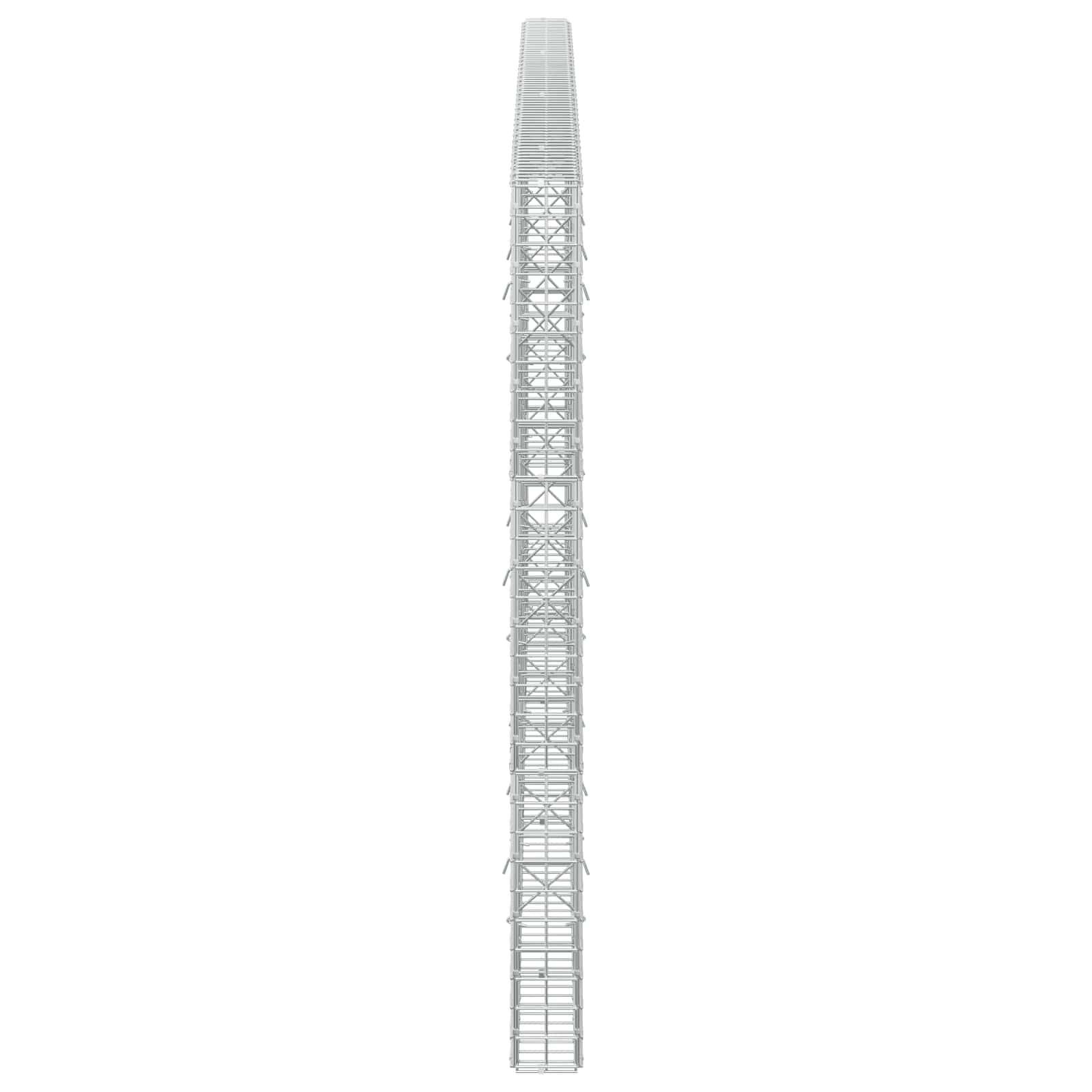 Ein hoher, schmaler Metallgitterturm von vorne gegen einen einfachen weißen Hintergrund betrachtet.