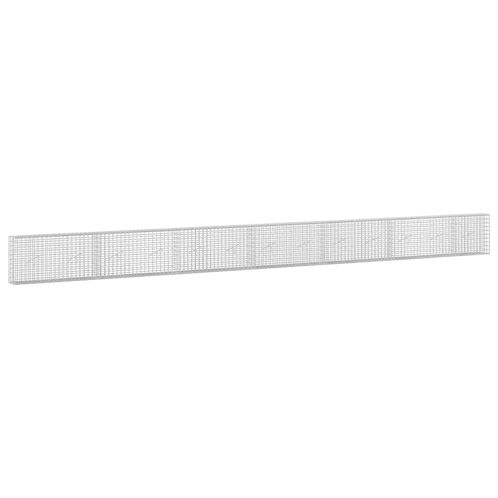 Lange, schmale durchlochte Metallgitterpaneel oder Mesh-Panel auf weißem Hintergrund.