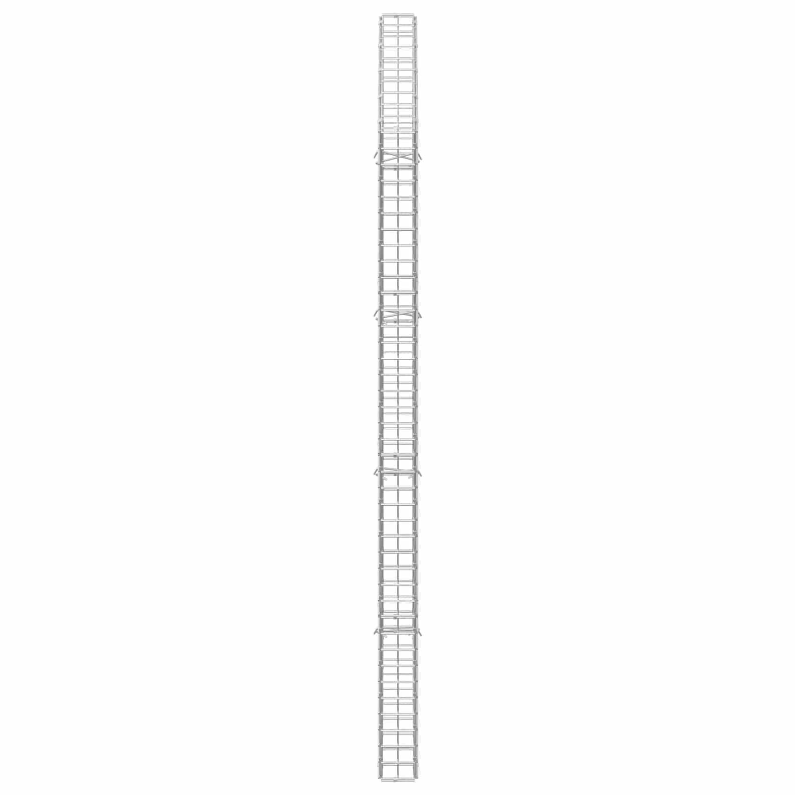 Hohe vertikale Leiter oder Gerüstturm vor einem einfachen weißen Hintergrund gezeigt.