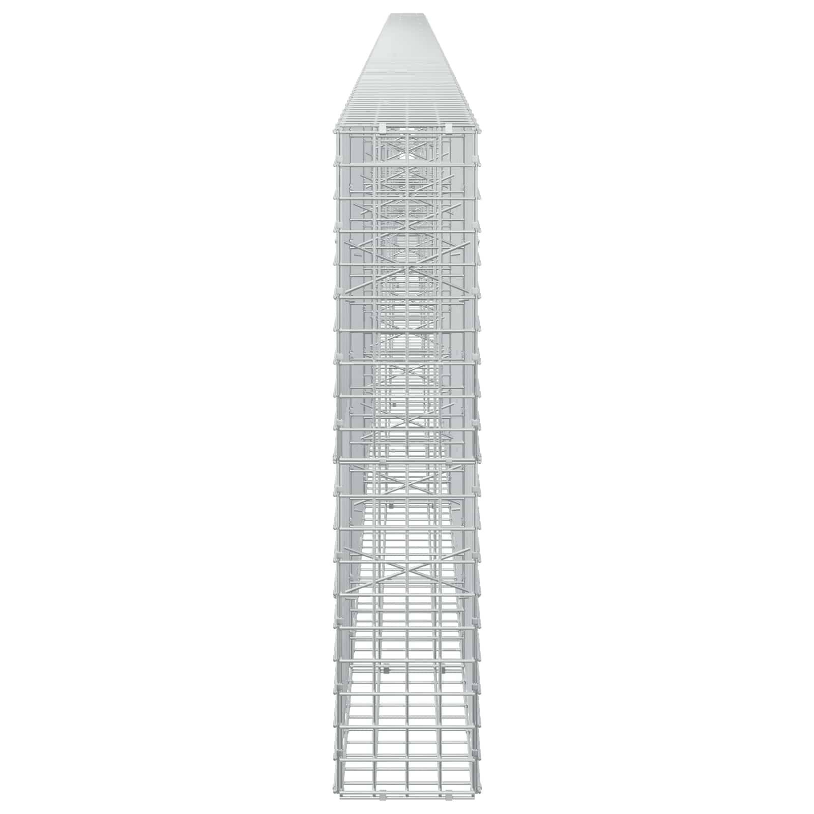 Hohe graue Metallturm- oder Gerüststruktur in Vorderansicht vor weißem Hintergrund, die sich leicht nach oben verjüngt.