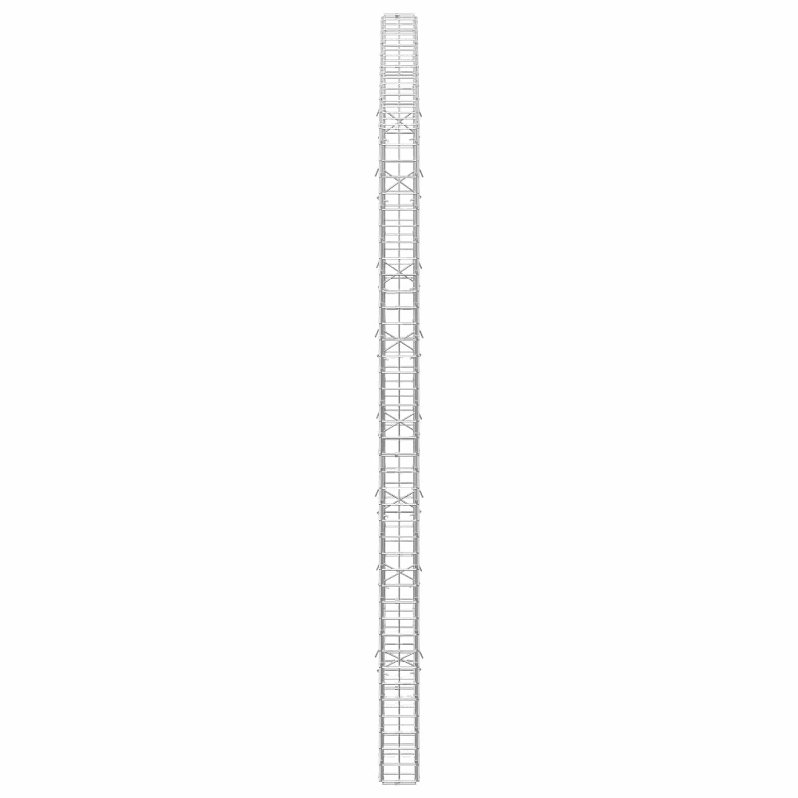 Hoher, schmaler Metallgitterturm oder Leiterstruktur, vertikal auf einfachem weißem Hintergrund dargestellt.
