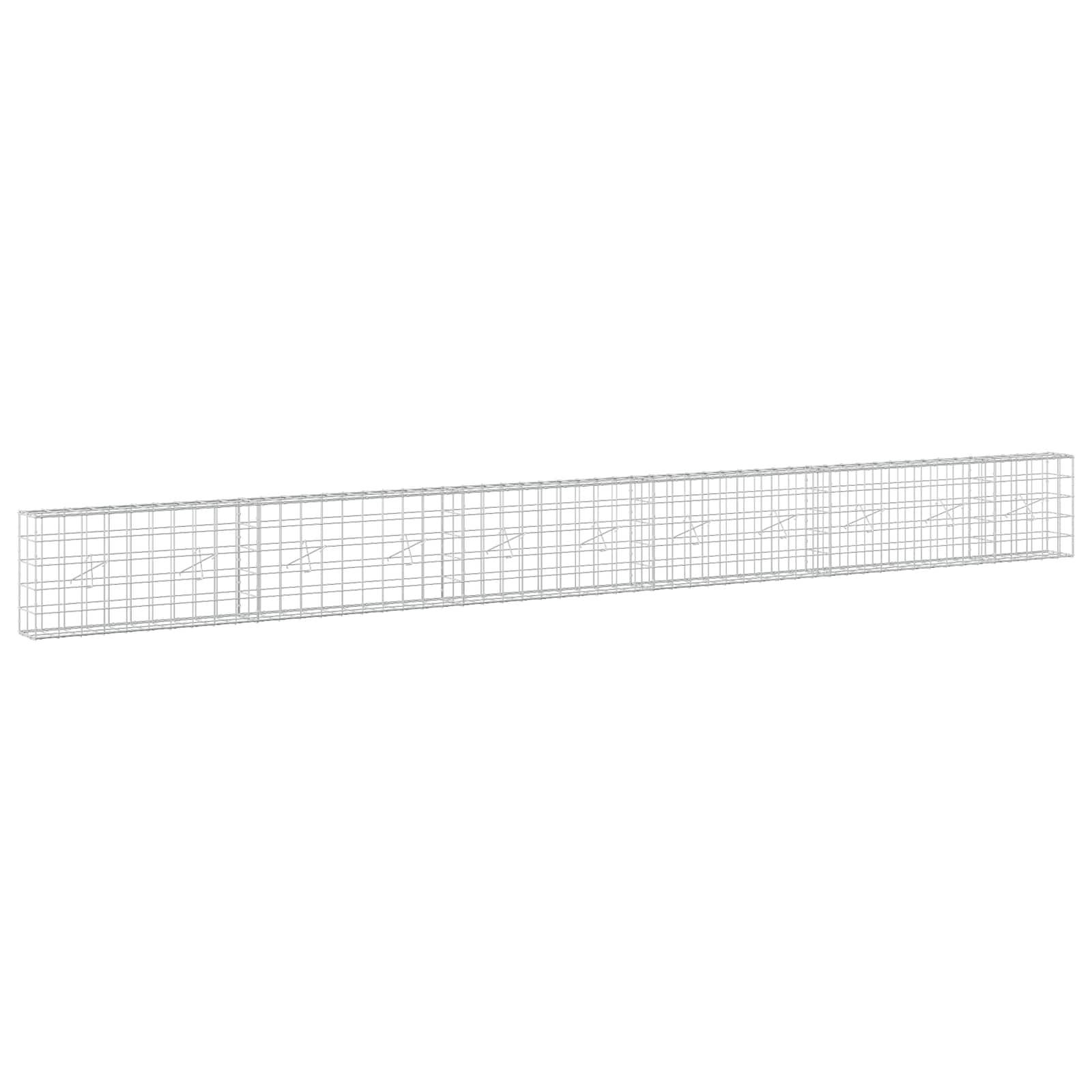 Langes Drahtgitter-Rechteck-Mesh-Panel in Perspektive auf weißem Hintergrund.