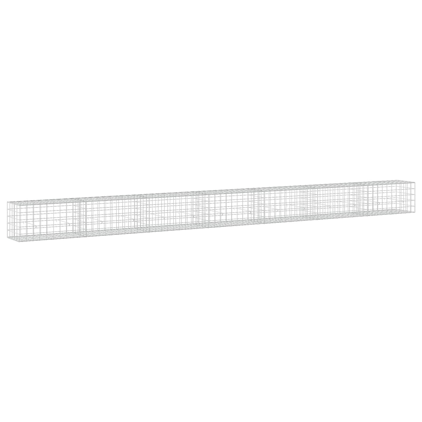 Wireframe eines langen rechteckigen 3D-Gitterstabs, der in Perspektive auf weißem Hintergrund dargestellt ist.