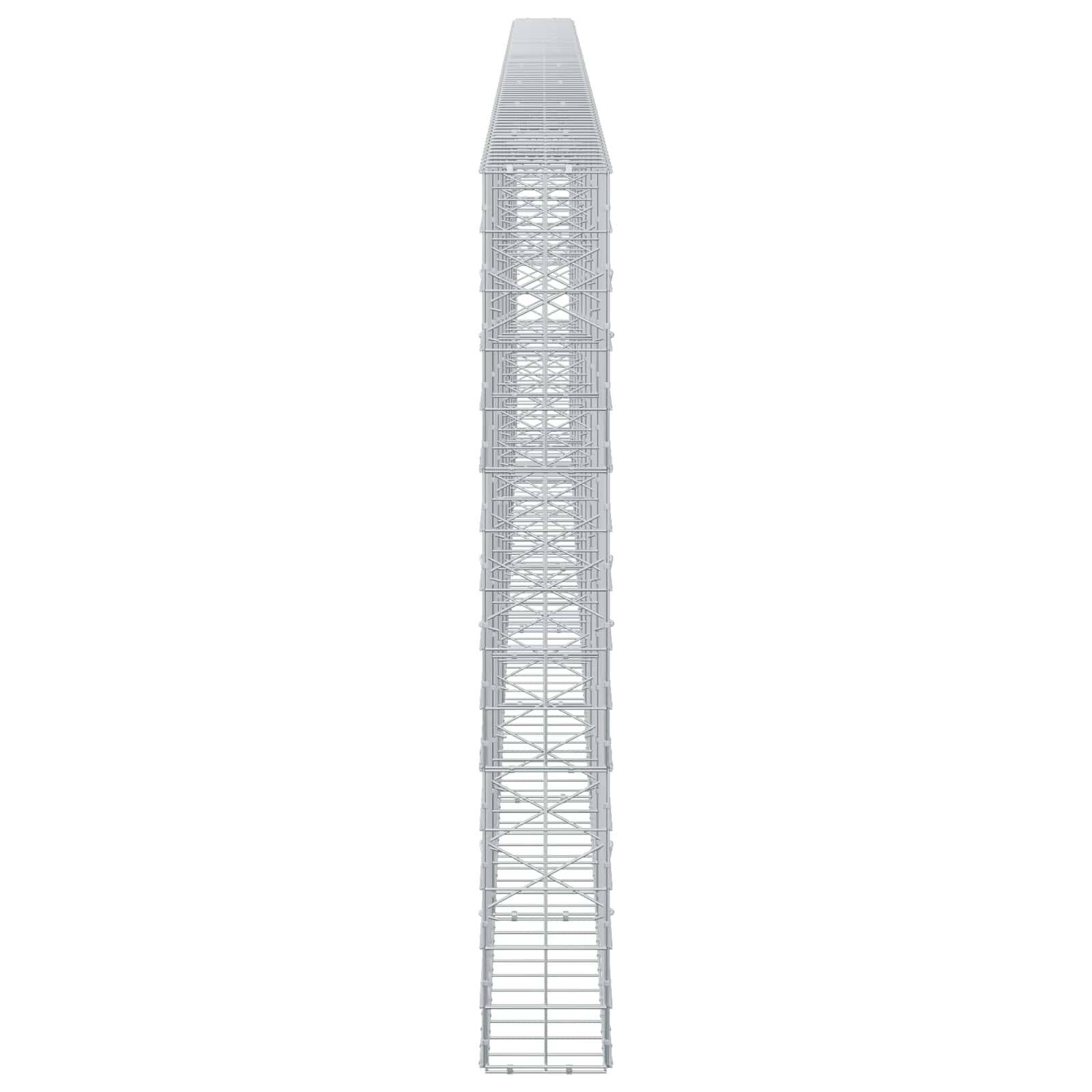 Hoher, schmaler Metallgitterturm oder Gerüststruktur, frontal vor einem einfachen weißen Hintergrund gezeigt.