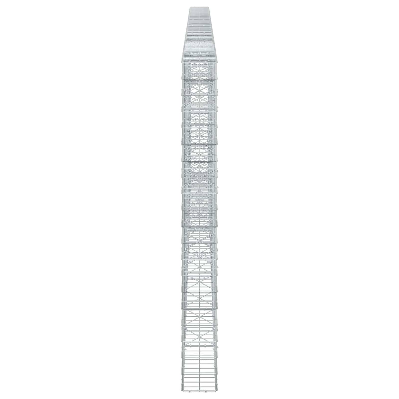 Hoher, schmaler Industrie-Turm oder Mast, zentriert auf einfachem weißem Hintergrund, aus der Ferne betrachtet.
