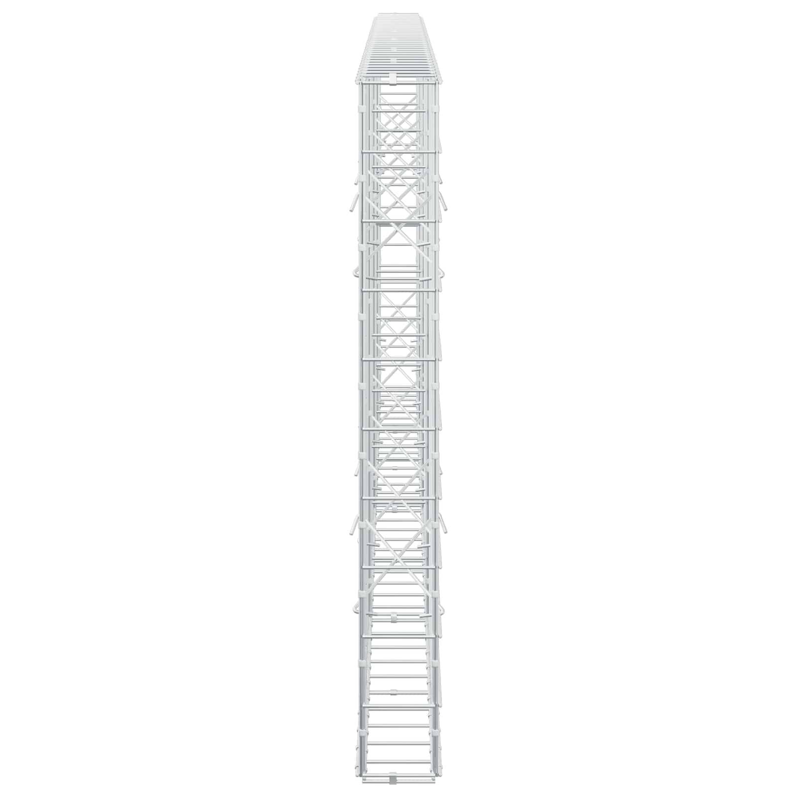 Hoher weißer Industrieturm oder Gerüststruktur mit diagonal verkreuzten Abschnitten auf einfachem Hintergrund.