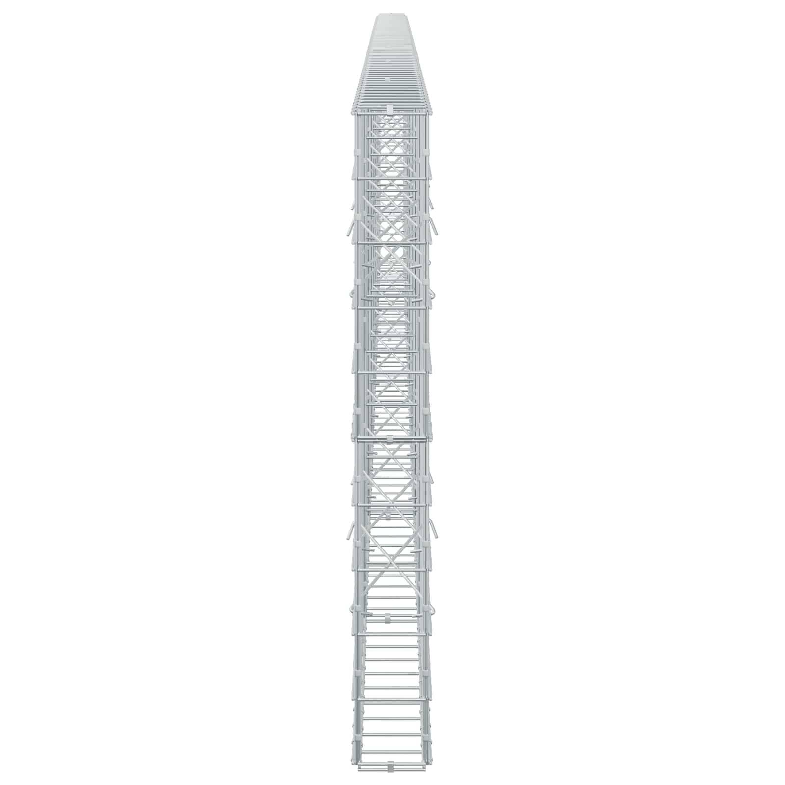 Hoher weißer Metallturm oder Gittermast isoliert auf einem einfachen Hintergrund, mit einer verjüngten Spitze und offenem Gerüst.
