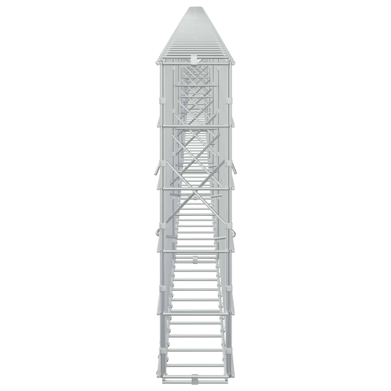 Frontansicht eines hohen, schmalen Metallturms mit innerer Kreuzversteifung und einer leiterartigen Struktur, zentriert auf einem einfachen Hintergrund dargestellt.