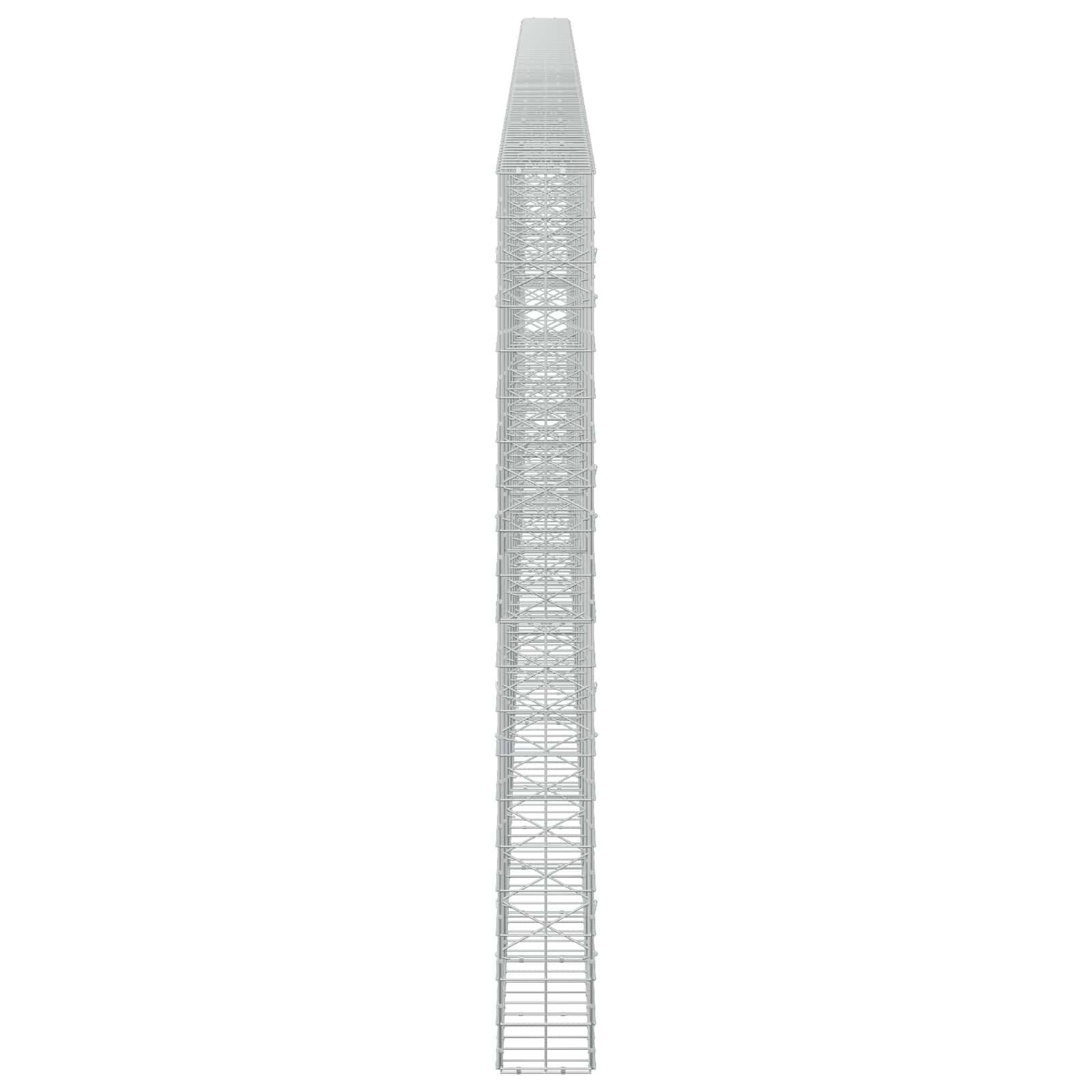 Hoher, schmaler Metallturm oder Gittermast auf einem schlichten weißen Hintergrund, zentriert im Bild.