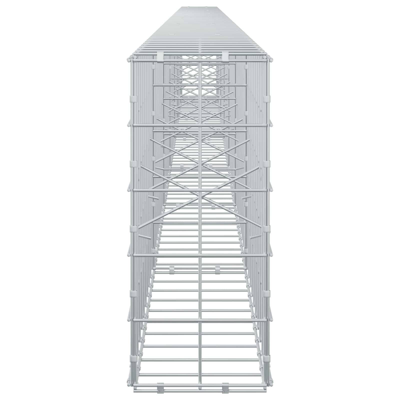 Vorderansicht eines hohen Metallgerüstturms mit Queraussteifungen und leiterartigen Plattformen, isoliert auf weißem Hintergrund dargestellt.