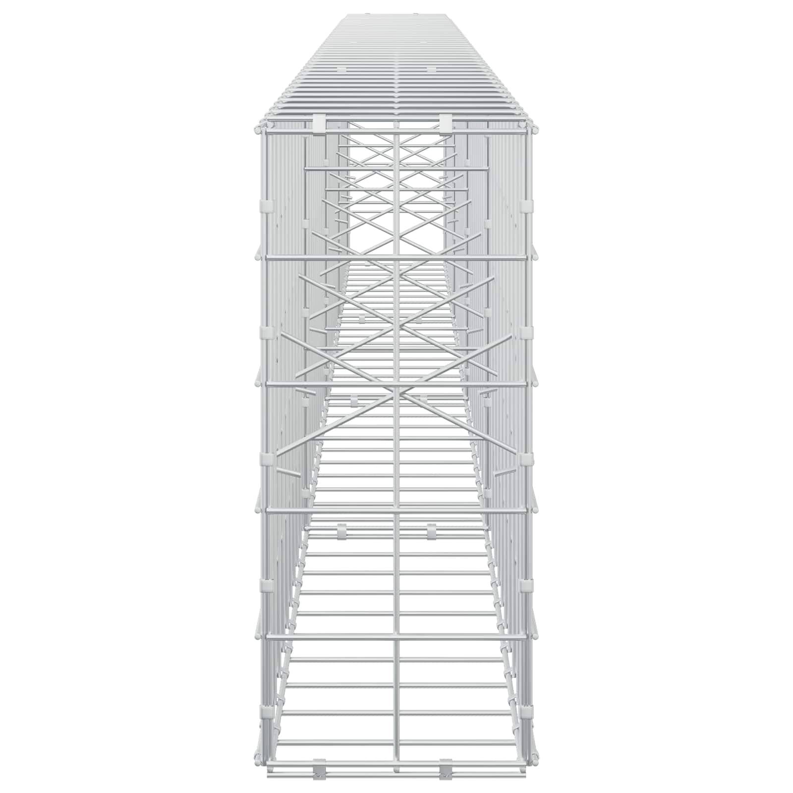 Hoher weißer Metallgerüstturm mit diagonal verstrebbten Seiten und Gitterrostplattformen, von vorne betrachtet