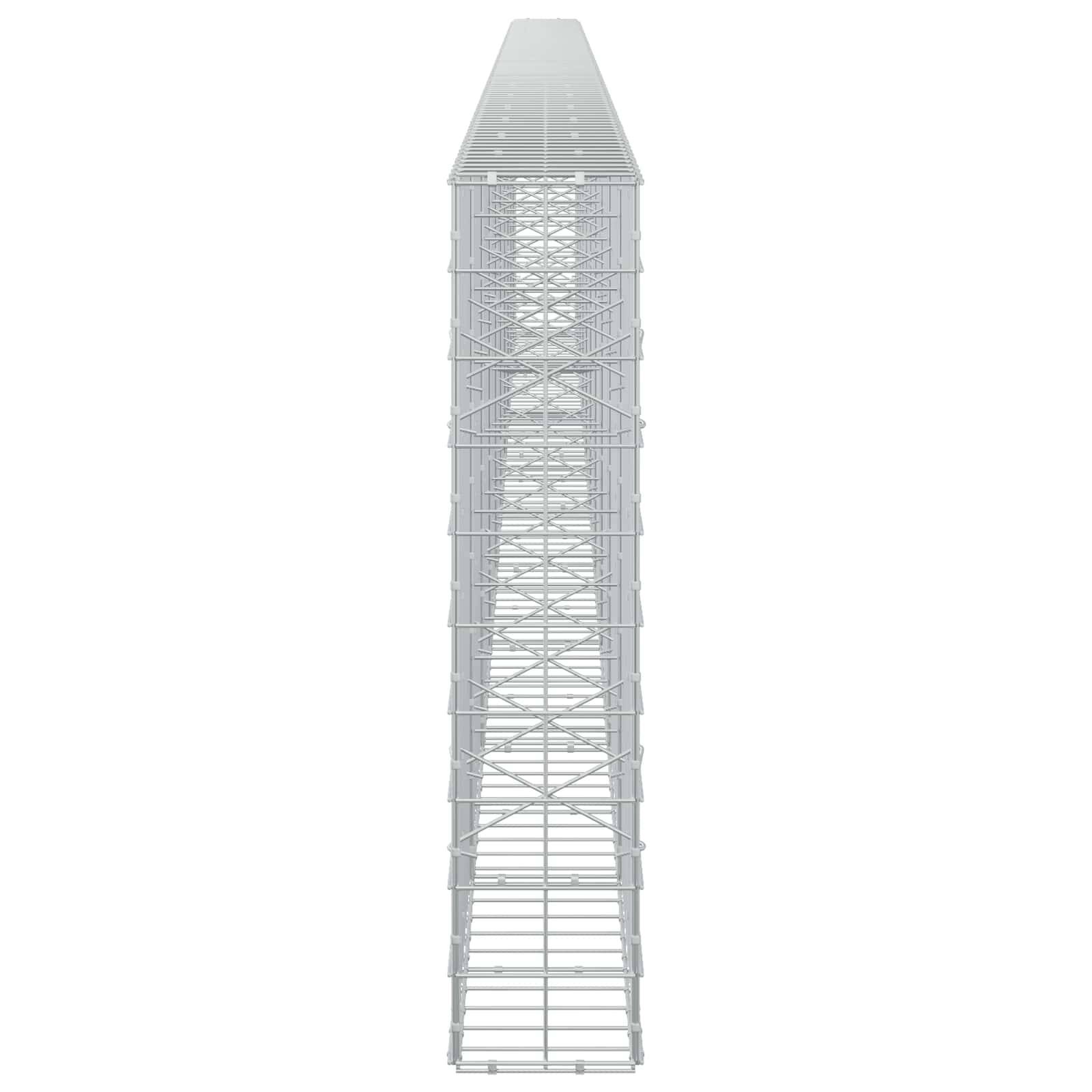 Hoher grauer Gitterturm oder Industriestruktur auf weißem Hintergrund gezeigt, frontal betrachtet und sich leicht nach oben verjüngend.
