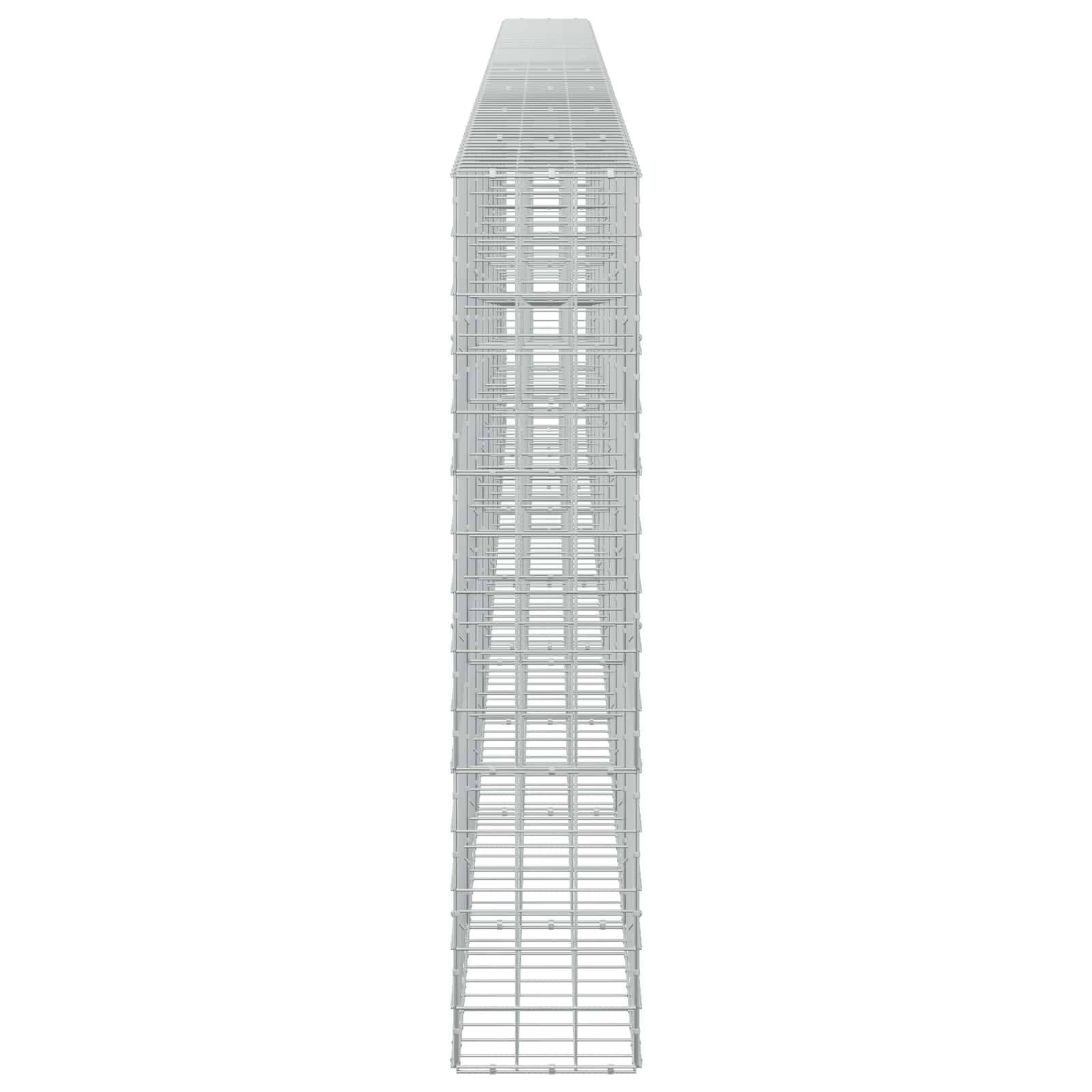 Hoher grauer Metallgitterturm oder Käfigstruktur von vorne betrachtet vor einem einfachen weißen Hintergrund.